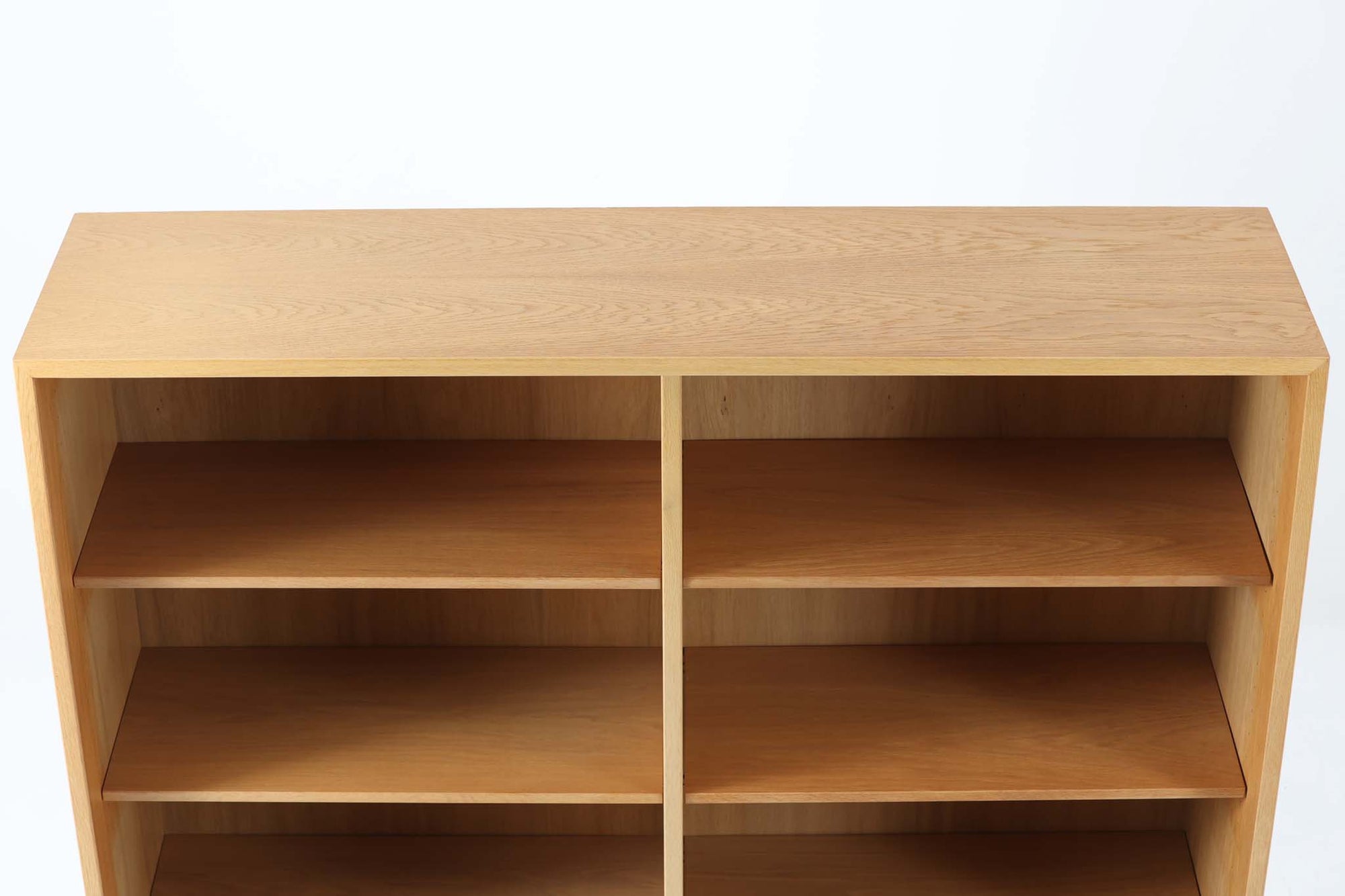 Oresundシリーズのブックシェルフは、ボーエ・モーエンセンのデザインで知られ、その品質の高さが際立つ逸品です。本体にはナチュラルなオーク材、脚部には赤みの強いチーク材が使用され、スウェーデンのKarl Andersson社によって丁寧に作り上げられています。シンプルで洗練されたデザインは、スウェーデンで長く愛されてきた作品であり、どんなインテリアにも調和します。