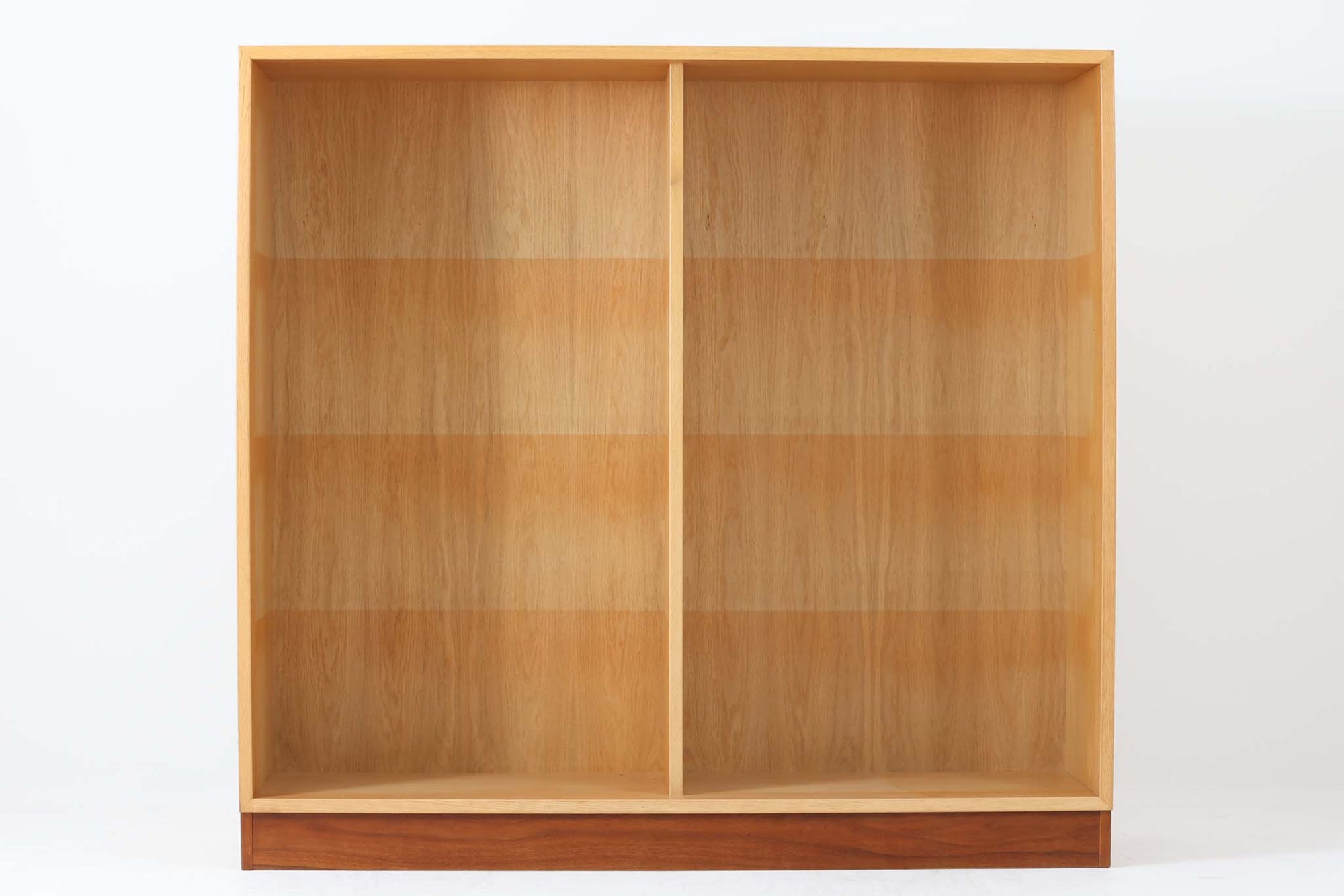 Oresundシリーズのブックシェルフは、ボーエ・モーエンセンのデザインで知られ、その品質の高さが際立つ逸品です。本体にはナチュラルなオーク材、脚部には赤みの強いチーク材が使用され、スウェーデンのKarl Andersson社によって丁寧に作り上げられています。シンプルで洗練されたデザインは、スウェーデンで長く愛されてきた作品であり、どんなインテリアにも調和します。