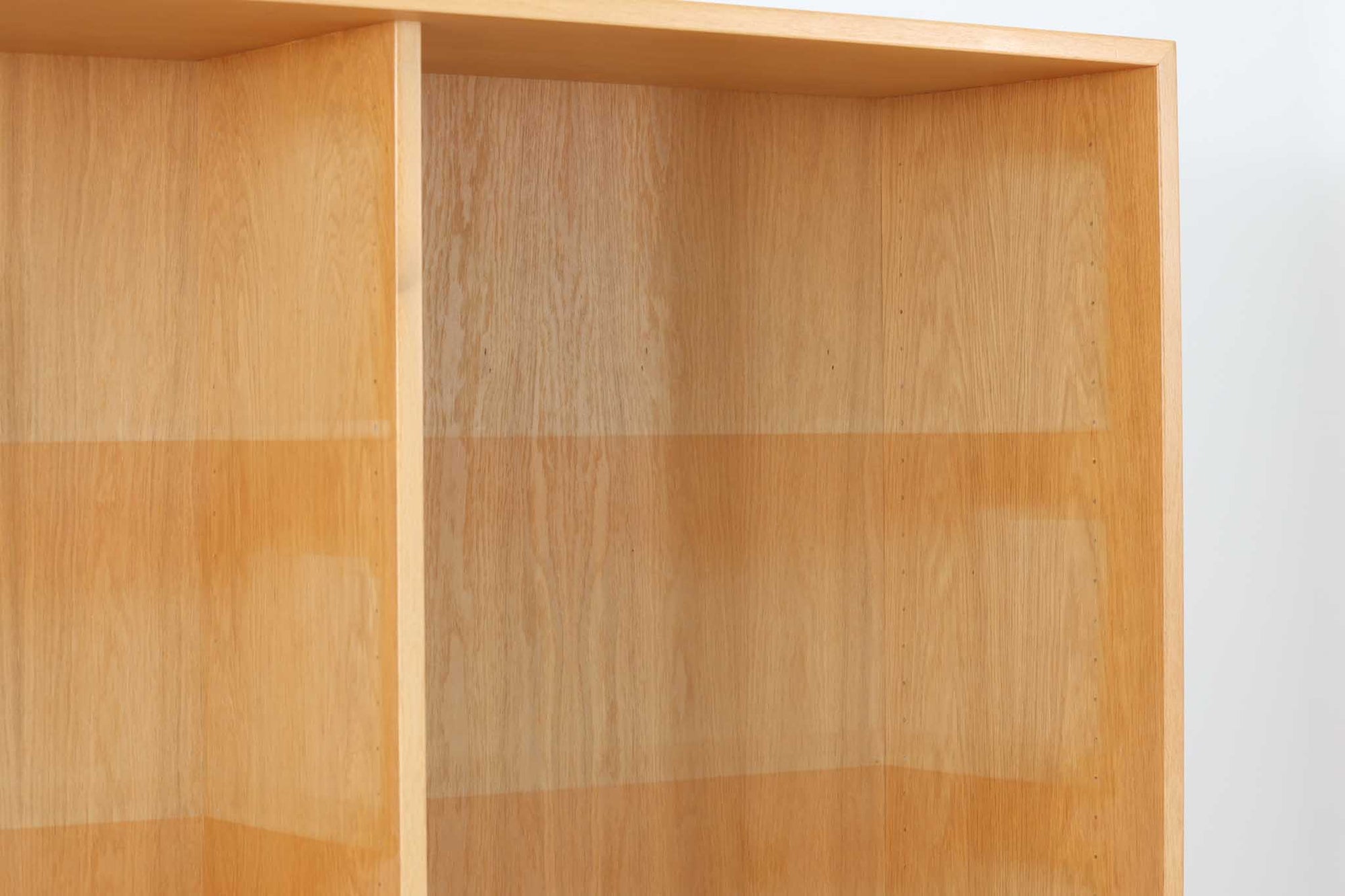 Oresundシリーズのブックシェルフは、ボーエ・モーエンセンのデザインで知られ、その品質の高さが際立つ逸品です。本体にはナチュラルなオーク材、脚部には赤みの強いチーク材が使用され、スウェーデンのKarl Andersson社によって丁寧に作り上げられています。シンプルで洗練されたデザインは、スウェーデンで長く愛されてきた作品であり、どんなインテリアにも調和します。