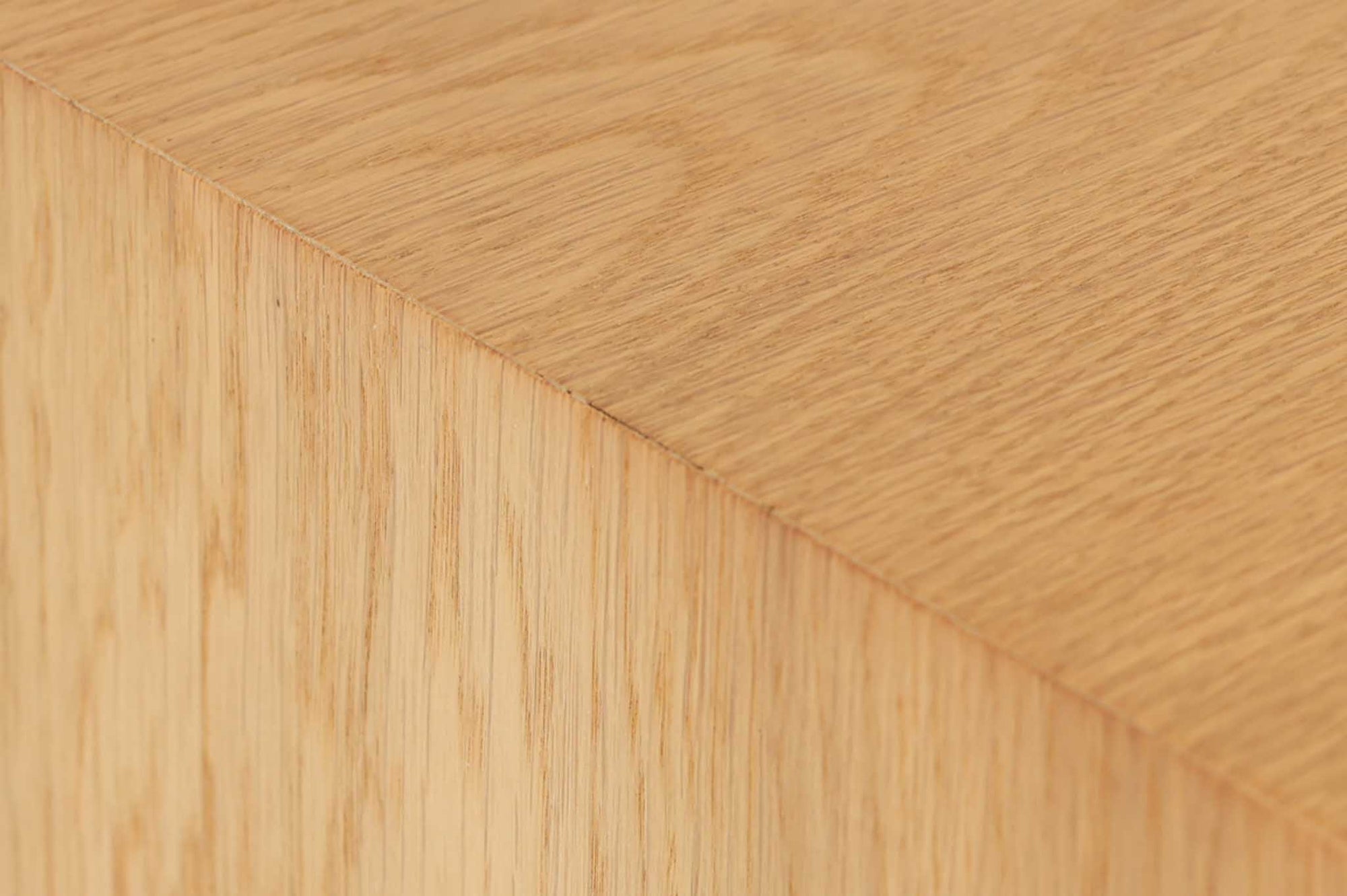 Oresundシリーズのブックシェルフは、ボーエ・モーエンセンのデザインで知られ、その品質の高さが際立つ逸品です。本体にはナチュラルなオーク材、脚部には赤みの強いチーク材が使用され、スウェーデンのKarl Andersson社によって丁寧に作り上げられています。シンプルで洗練されたデザインは、スウェーデンで長く愛されてきた作品であり、どんなインテリアにも調和します。