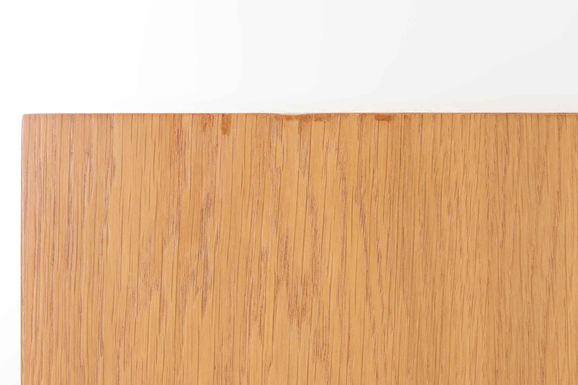 Oresundシリーズのブックシェルフは、ボーエ・モーエンセンのデザインで知られ、その品質の高さが際立つ逸品です。本体にはナチュラルなオーク材、脚部には赤みの強いチーク材が使用され、スウェーデンのKarl Andersson社によって丁寧に作り上げられています。シンプルで洗練されたデザインは、スウェーデンで長く愛されてきた作品であり、どんなインテリアにも調和します。