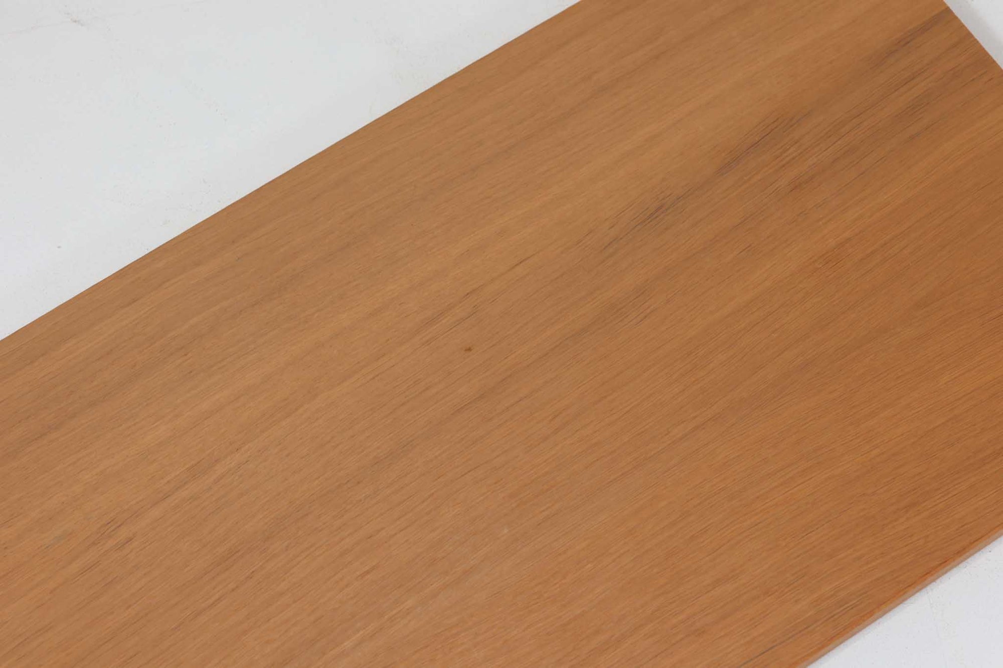 Oresundシリーズのブックシェルフは、ボーエ・モーエンセンのデザインで知られ、その品質の高さが際立つ逸品です。本体にはナチュラルなオーク材、脚部には赤みの強いチーク材が使用され、スウェーデンのKarl Andersson社によって丁寧に作り上げられています。シンプルで洗練されたデザインは、スウェーデンで長く愛されてきた作品であり、どんなインテリアにも調和します。