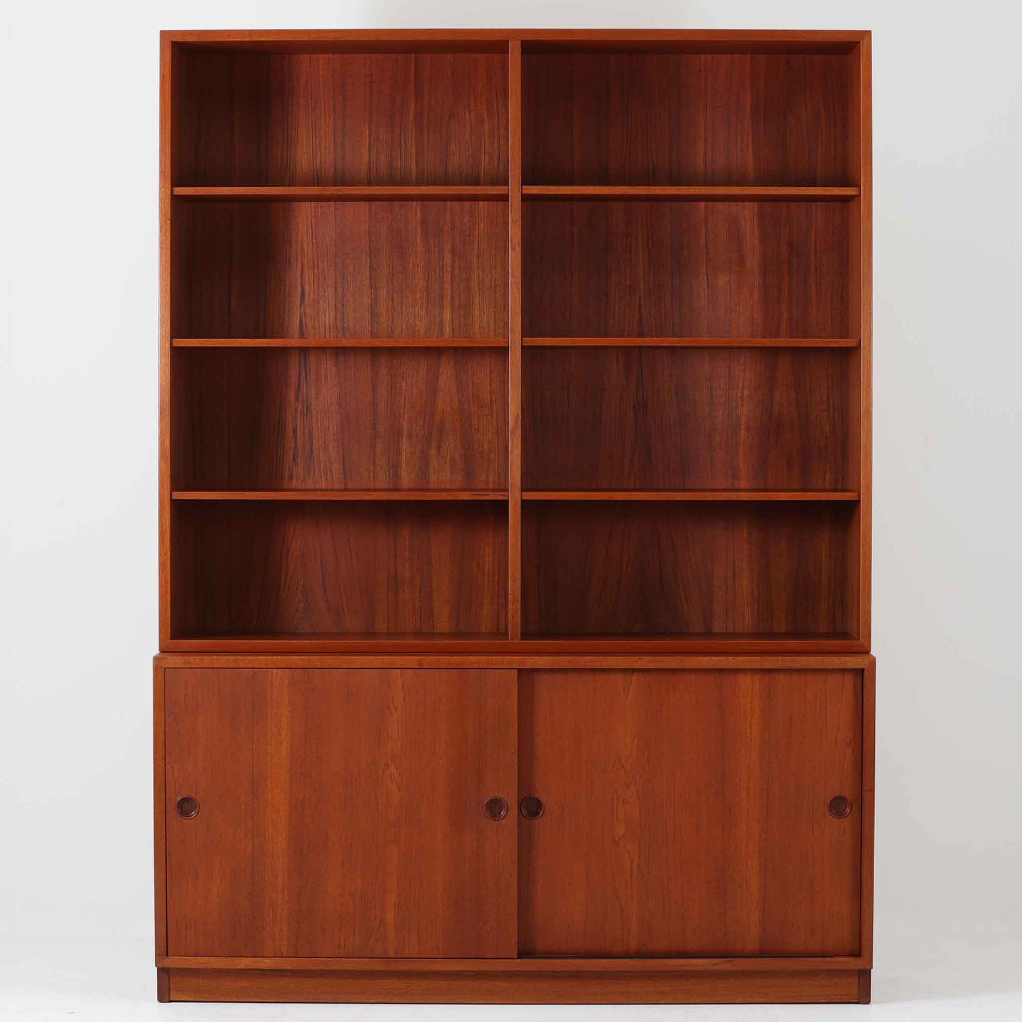 Borge Mogensenによるこちらのディスプレイシェルフは、Karl Andersson社製の北欧ビンテージ家具で、チーク材の落ち着いた風合いと、上部シェルフ×下部収納のバランスが美しい一台です。幅135cmと存在感がありながら、上下分割が可能な構造で搬入・設置も容易に行え、本や器、雑貨などをスタイリッシュに収納・展示できます。