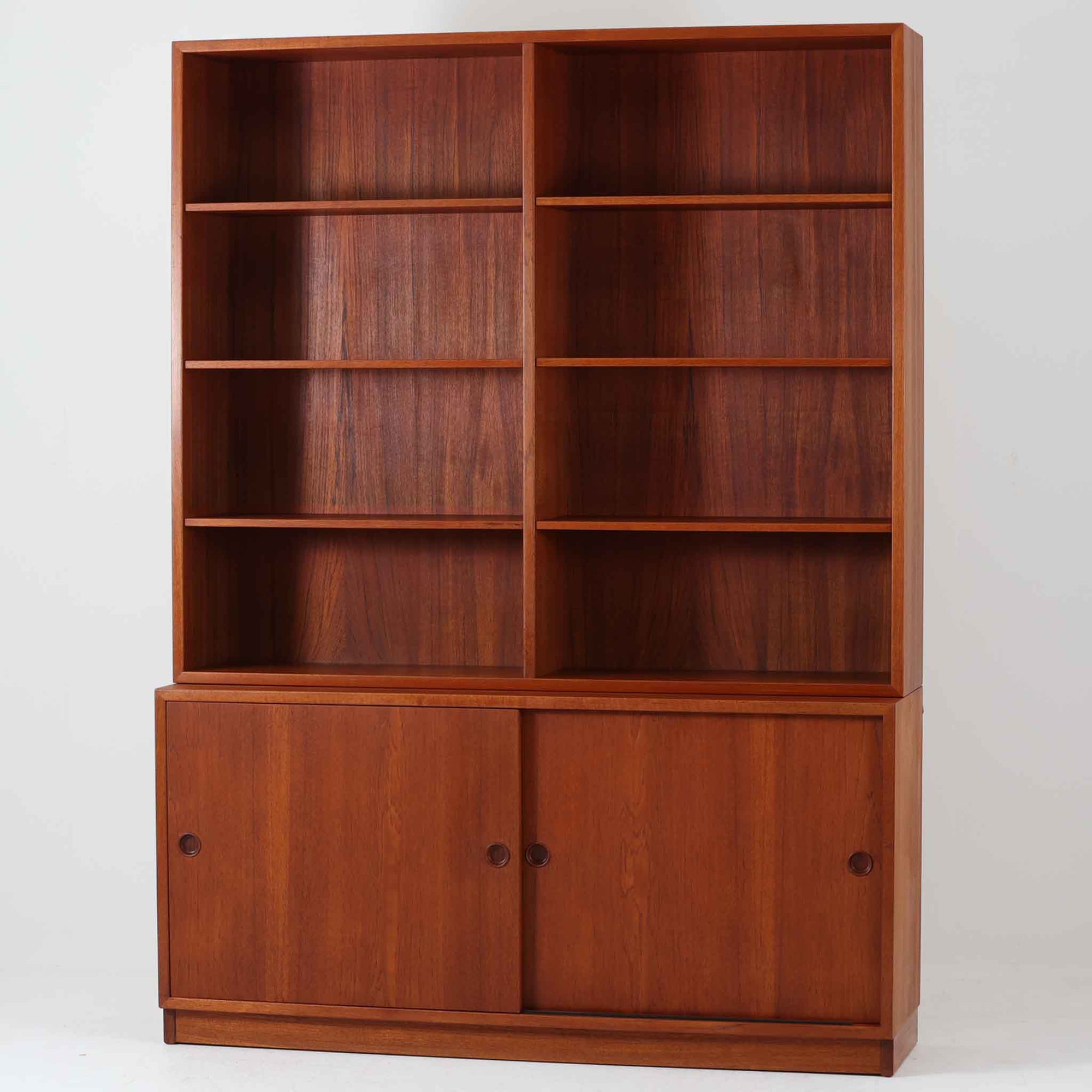 Borge Mogensenによるこちらのディスプレイシェルフは、Karl Andersson社製の北欧ビンテージ家具で、チーク材の落ち着いた風合いと、上部シェルフ×下部収納のバランスが美しい一台です。幅135cmと存在感がありながら、上下分割が可能な構造で搬入・設置も容易に行え、本や器、雑貨などをスタイリッシュに収納・展示できます。