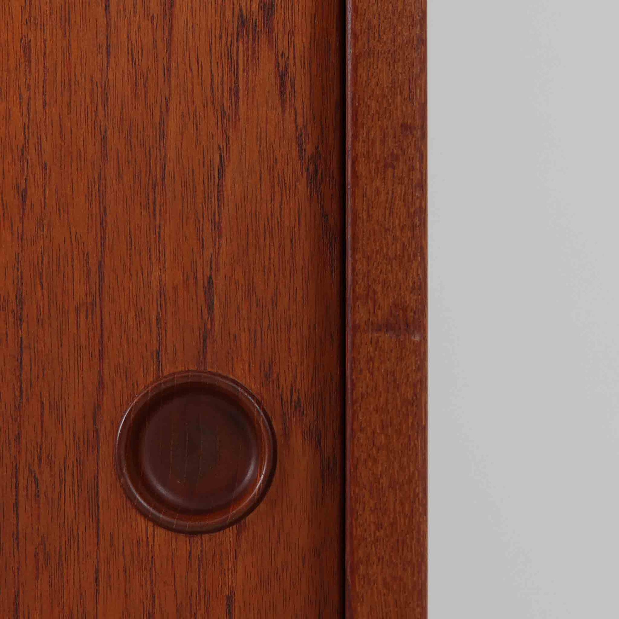 Borge Mogensenによるこちらのディスプレイシェルフは、Karl Andersson社製の北欧ビンテージ家具で、チーク材の落ち着いた風合いと、上部シェルフ×下部収納のバランスが美しい一台です。幅135cmと存在感がありながら、上下分割が可能な構造で搬入・設置も容易に行え、本や器、雑貨などをスタイリッシュに収納・展示できます。