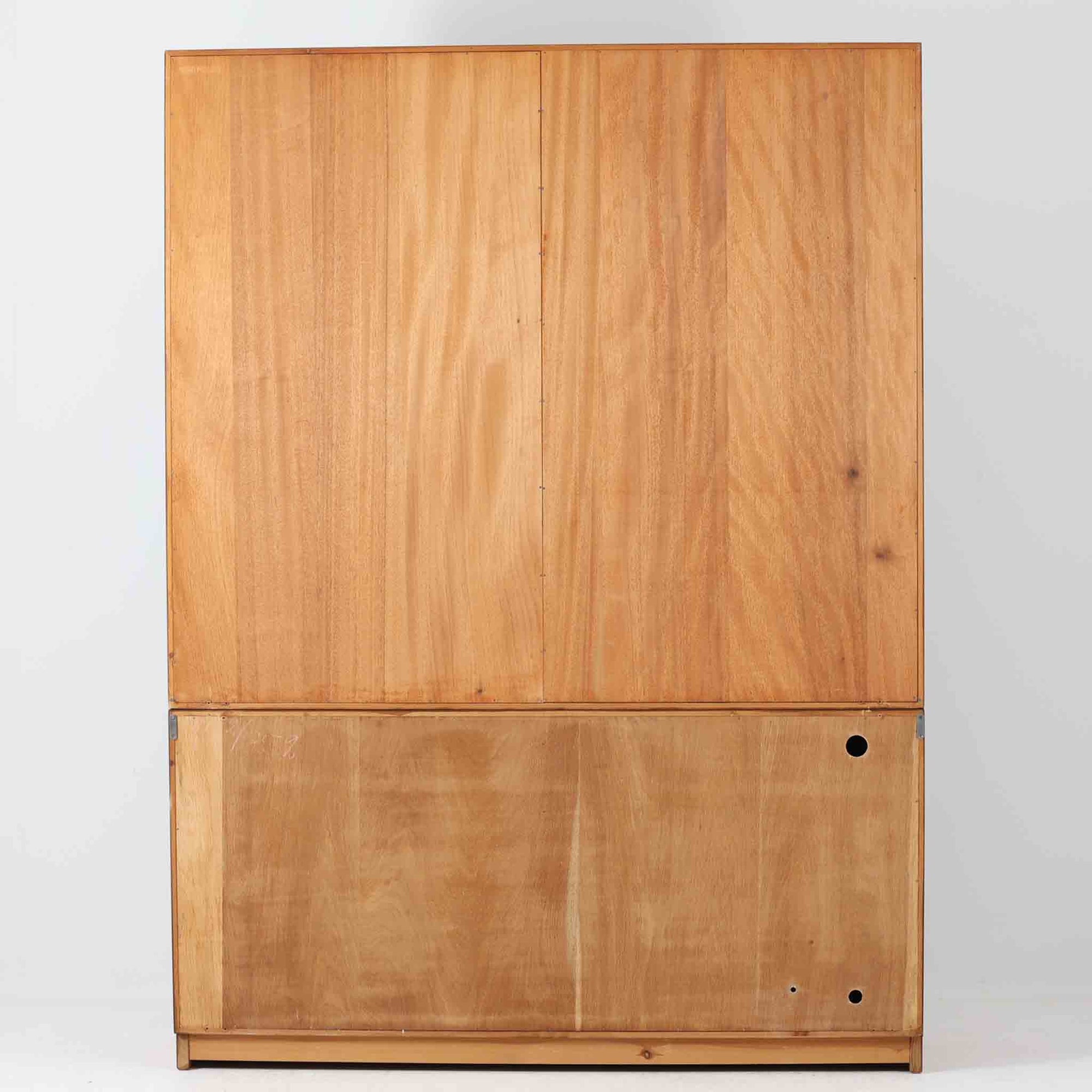 Borge Mogensenによるこちらのディスプレイシェルフは、Karl Andersson社製の北欧ビンテージ家具で、チーク材の落ち着いた風合いと、上部シェルフ×下部収納のバランスが美しい一台です。幅135cmと存在感がありながら、上下分割が可能な構造で搬入・設置も容易に行え、本や器、雑貨などをスタイリッシュに収納・展示できます。