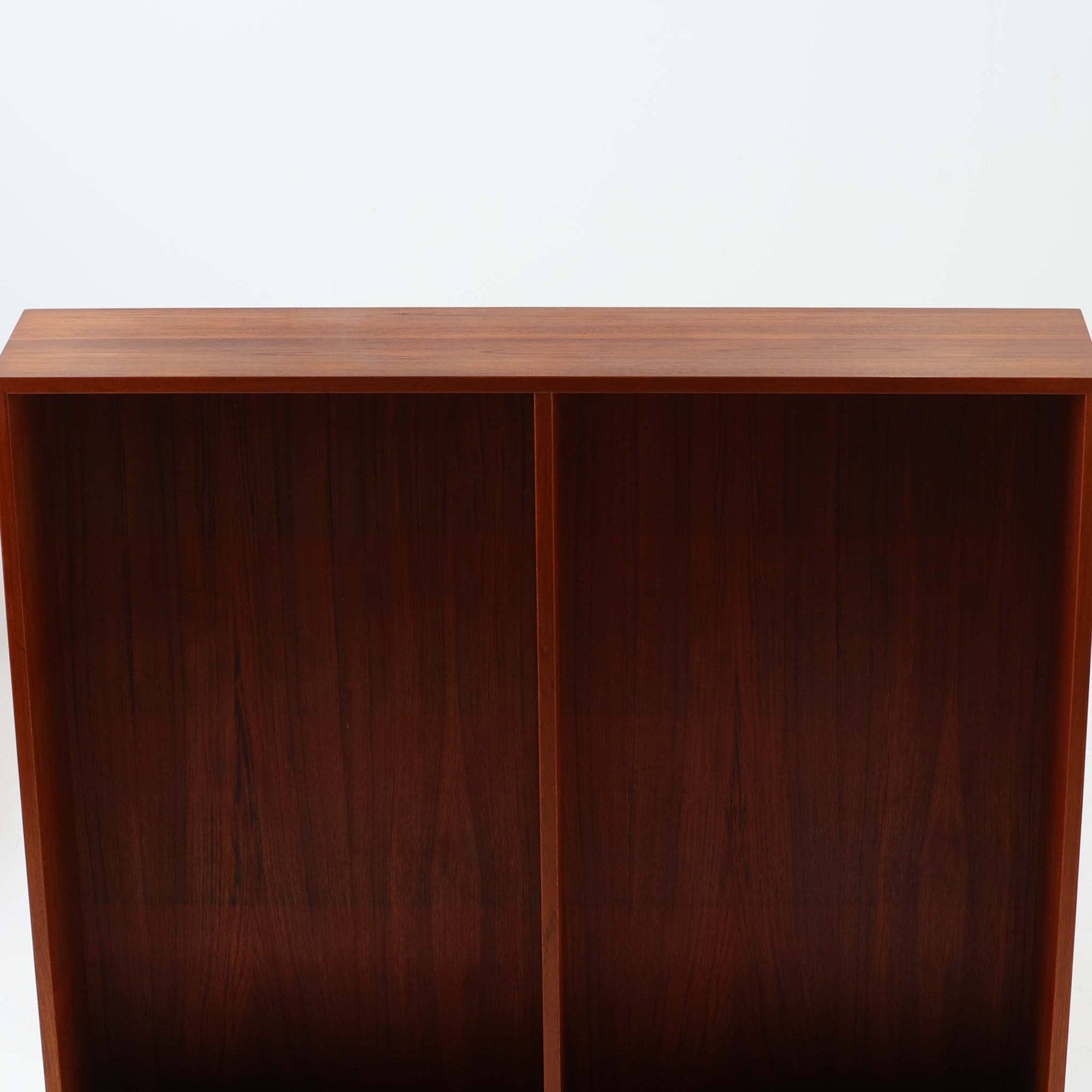 Borge Mogensenによるこちらのディスプレイシェルフは、Karl Andersson社製の北欧ビンテージ家具で、チーク材の落ち着いた風合いと、上部シェルフ×下部収納のバランスが美しい一台です。幅135cmと存在感がありながら、上下分割が可能な構造で搬入・設置も容易に行え、本や器、雑貨などをスタイリッシュに収納・展示できます。