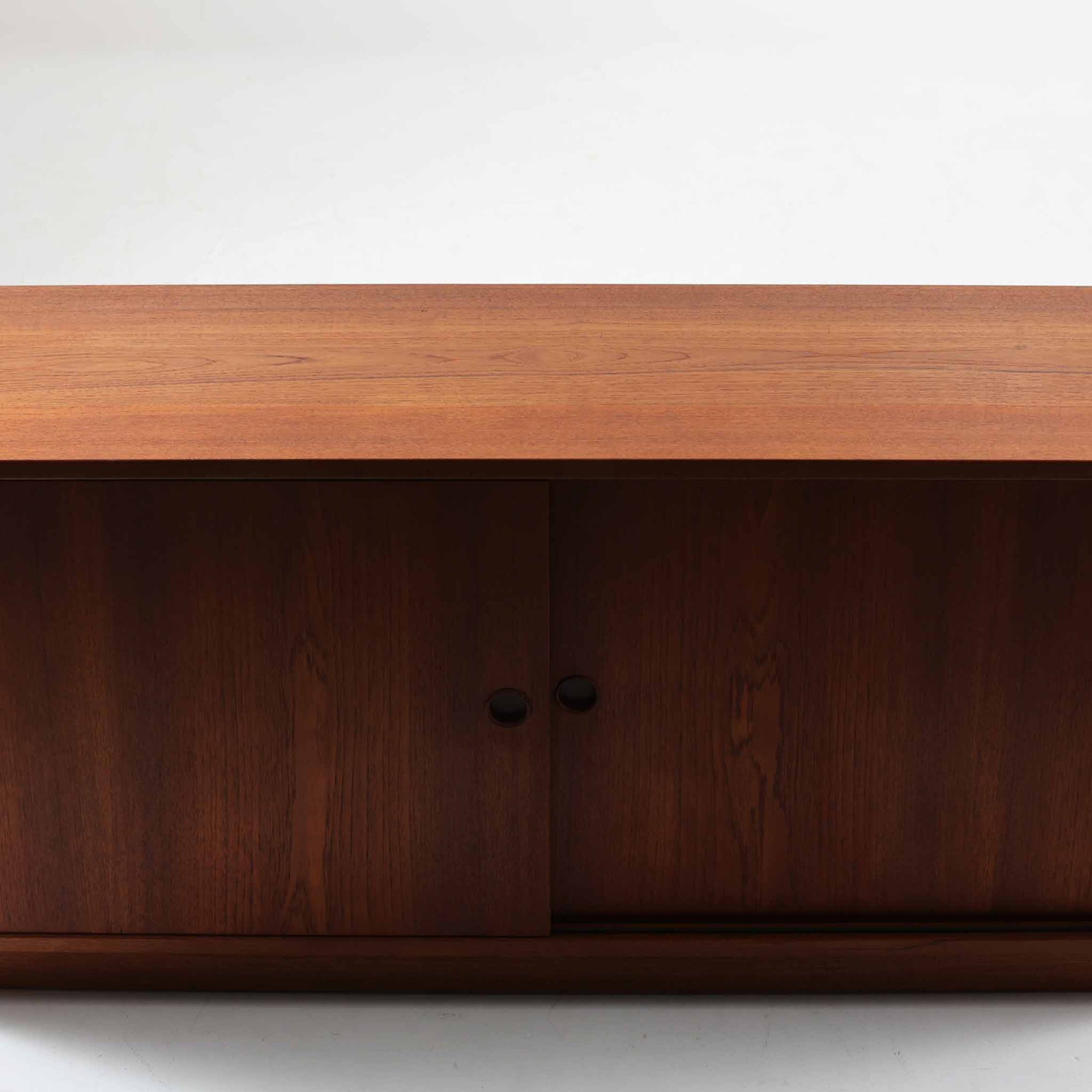 Borge Mogensenによるこちらのディスプレイシェルフは、Karl Andersson社製の北欧ビンテージ家具で、チーク材の落ち着いた風合いと、上部シェルフ×下部収納のバランスが美しい一台です。幅135cmと存在感がありながら、上下分割が可能な構造で搬入・設置も容易に行え、本や器、雑貨などをスタイリッシュに収納・展示できます。