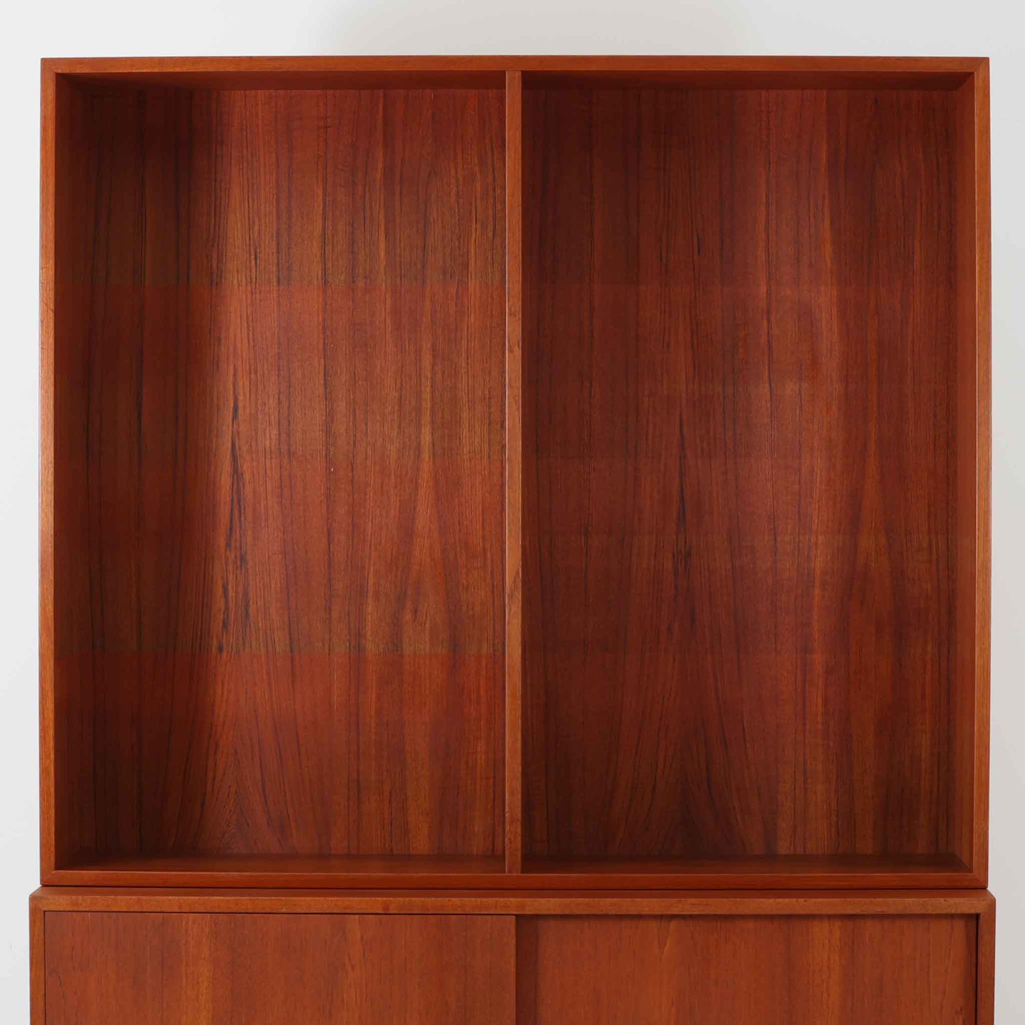 Borge Mogensenによるこちらのディスプレイシェルフは、Karl Andersson社製の北欧ビンテージ家具で、チーク材の落ち着いた風合いと、上部シェルフ×下部収納のバランスが美しい一台です。幅135cmと存在感がありながら、上下分割が可能な構造で搬入・設置も容易に行え、本や器、雑貨などをスタイリッシュに収納・展示できます。