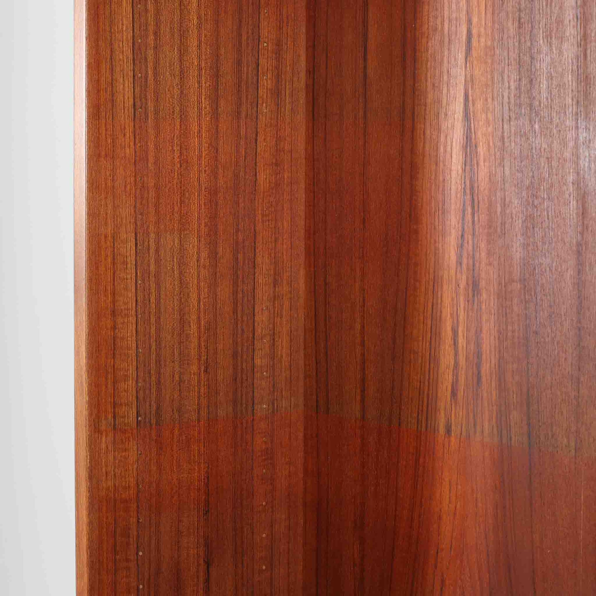 Borge Mogensenによるこちらのディスプレイシェルフは、Karl Andersson社製の北欧ビンテージ家具で、チーク材の落ち着いた風合いと、上部シェルフ×下部収納のバランスが美しい一台です。幅135cmと存在感がありながら、上下分割が可能な構造で搬入・設置も容易に行え、本や器、雑貨などをスタイリッシュに収納・展示できます。