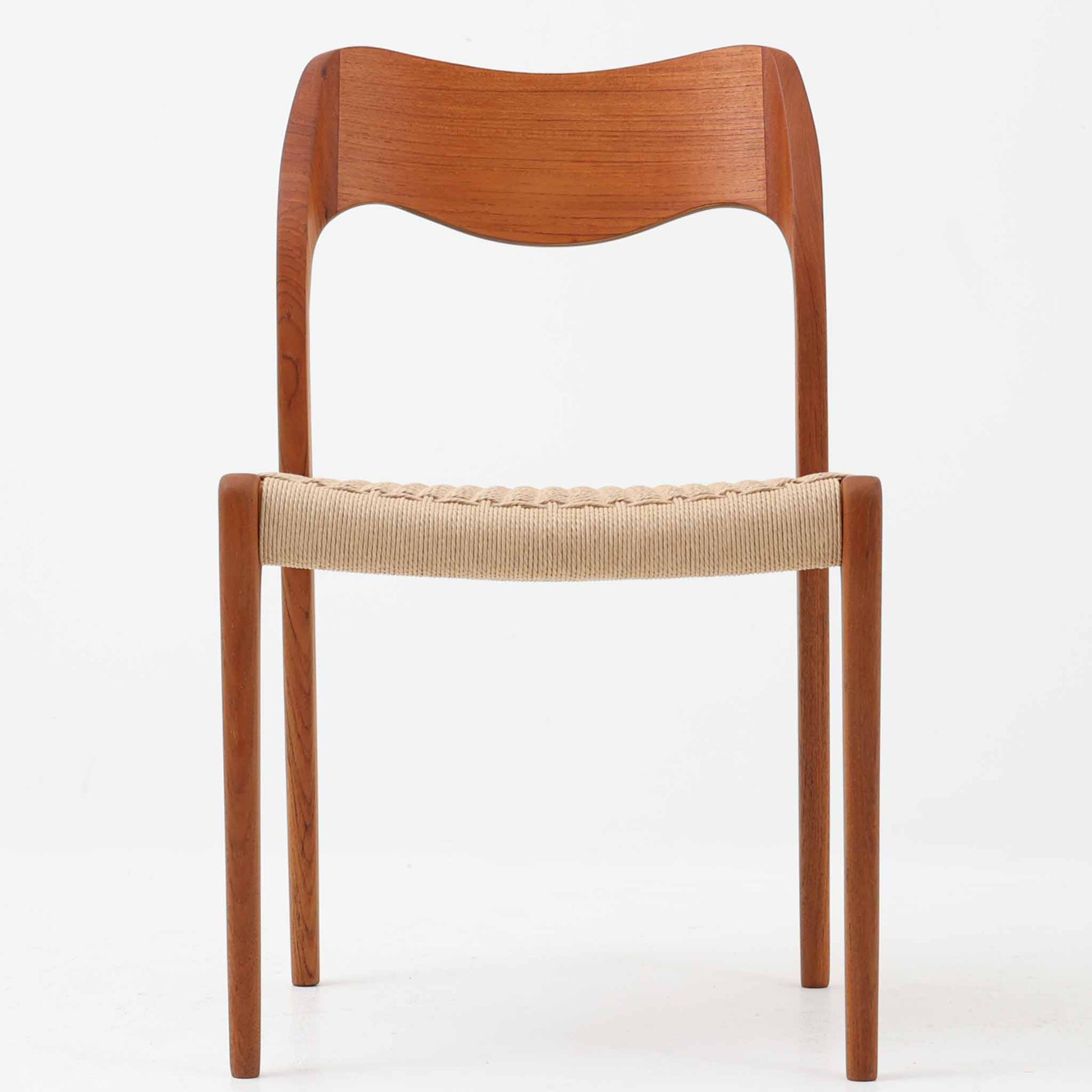 Niels Otto Mollerが手掛け、J.L. Mollers Mobelfabrik社によって製造されたModel 71は、チーク材とペーパーコードの美しい組み合わせが魅力の北欧ビンテージダイニングチェアです。背もたれから後脚へと流れるように繋がる柔らかな曲線が、身体を包み込むような快適な座り心地を生み出し、見た目にも優雅な印象を与えます。座面には職人の手作業によるペーパーコードが丁寧に張られ、自然素材ならではの温もりと耐久性を兼ね備えています。シンプルで洗練された佇まいは、ダイニングだけでなく書斎や玄関にも馴染みやすく、暮らしの中で長くご愛用いただける一脚です。ビンテージ品でのみ入手可能なチーク材のモデルです。