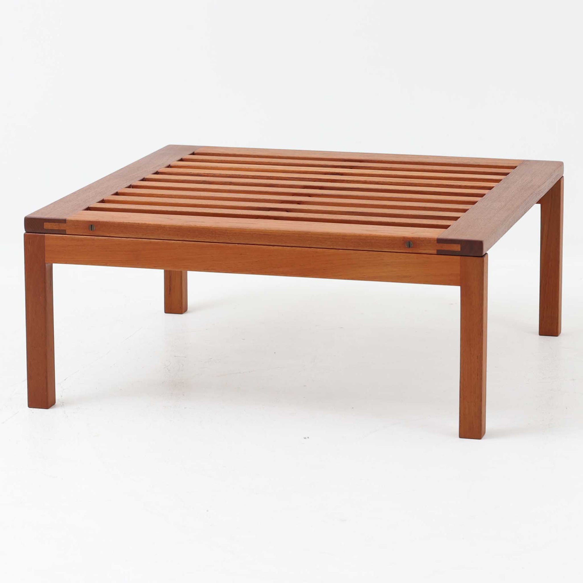 Hans J. Wegnerによってデザインされ、Andreas Tuck社が製造したこちらのセンターテーブルは、希少なチーク無垢材を贅沢に用いた北欧ビンテージ家具です。整然と並ぶスリット状の天板は、軽やかな印象と共に空間に抜け感を与え、視覚的にも機能的にも優れた構造美を感じさせます。幅70cmのコンパクトなサイズ感ながら、素材の質感や精緻な仕上げにウェグナーらしい美意識が宿り、空間に静かな存在感をもたらします。雑誌やトレイを使って工夫することで、リビングや書斎のテーブルとしても十分に活躍します。