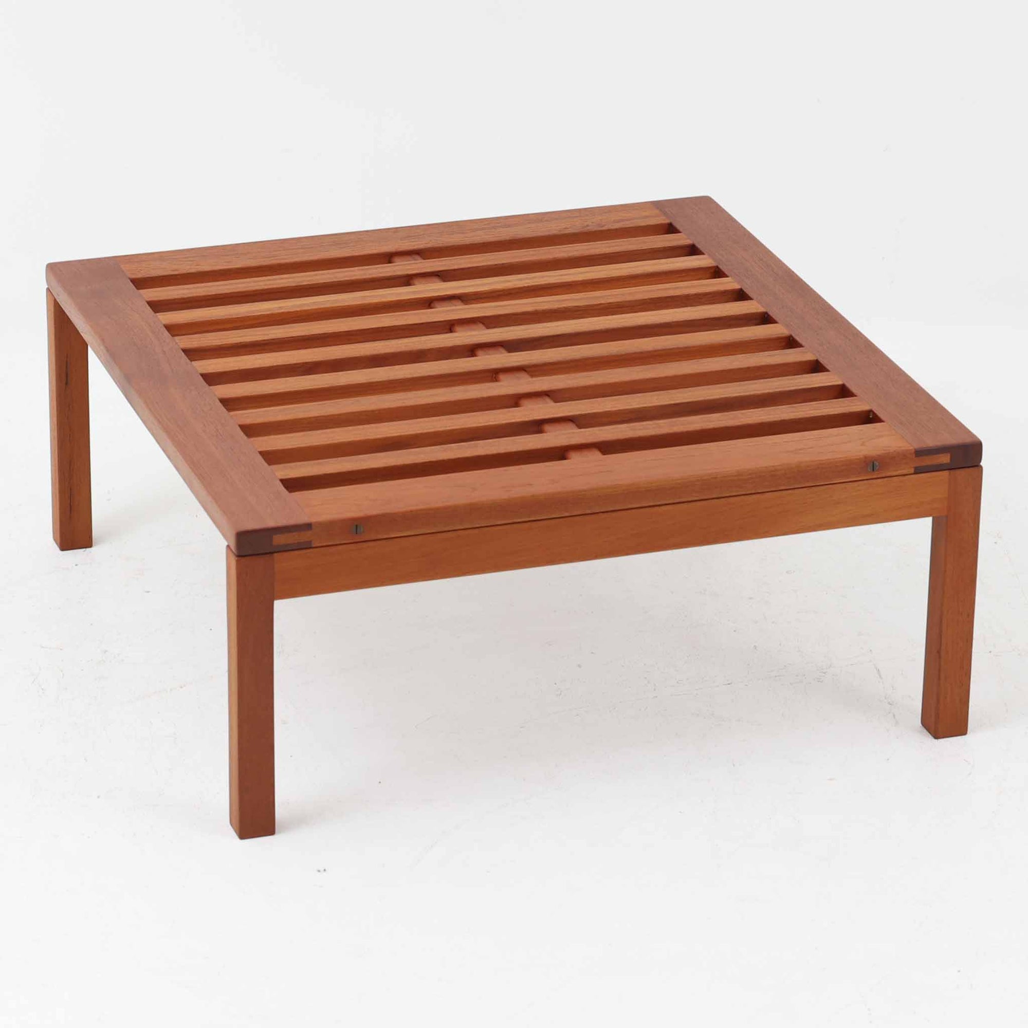 Hans J. Wegnerによってデザインされ、Andreas Tuck社が製造したこちらのセンターテーブルは、希少なチーク無垢材を贅沢に用いた北欧ビンテージ家具です。整然と並ぶスリット状の天板は、軽やかな印象と共に空間に抜け感を与え、視覚的にも機能的にも優れた構造美を感じさせます。幅70cmのコンパクトなサイズ感ながら、素材の質感や精緻な仕上げにウェグナーらしい美意識が宿り、空間に静かな存在感をもたらします。雑誌やトレイを使って工夫することで、リビングや書斎のテーブルとしても十分に活躍します。