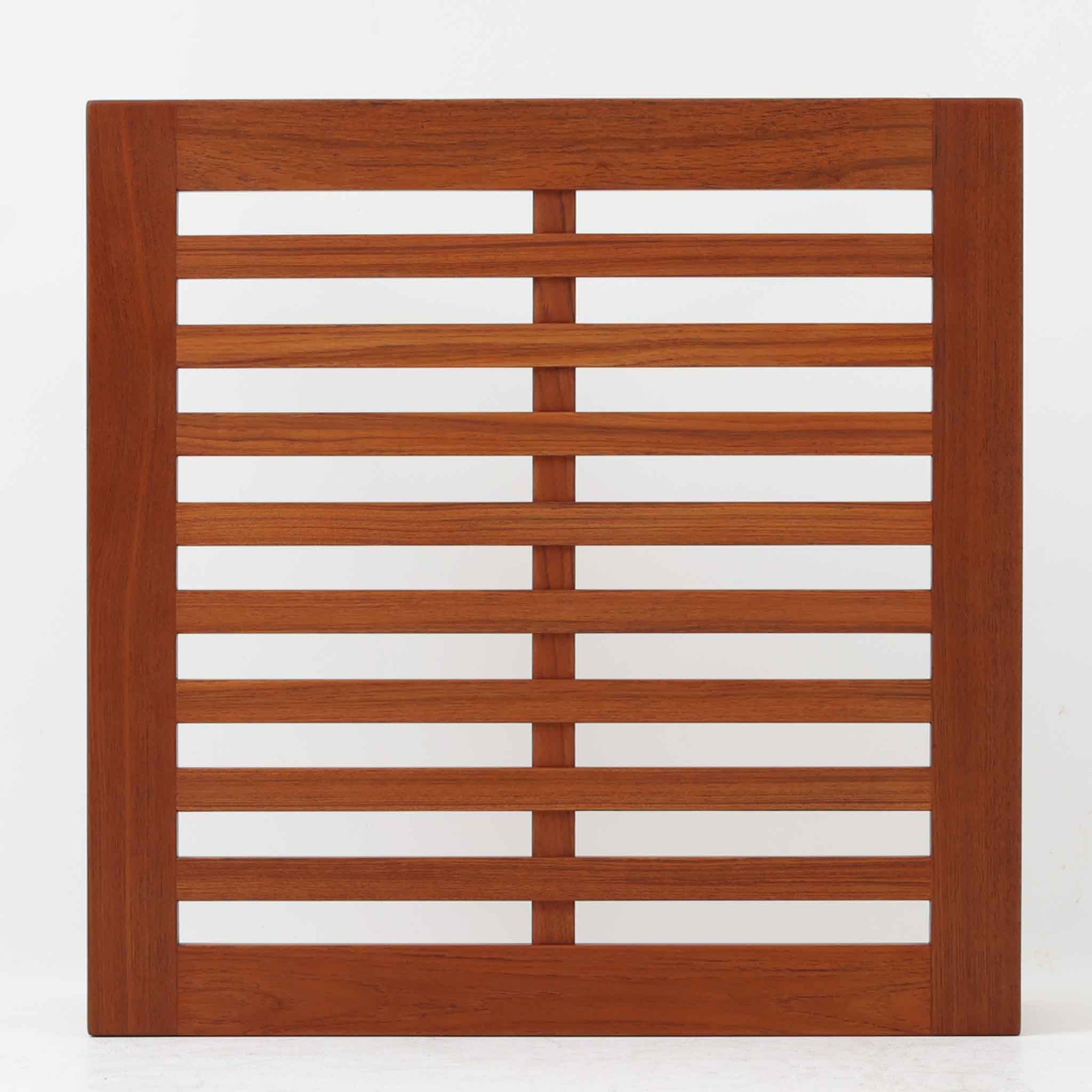 Hans J. Wegnerによってデザインされ、Andreas Tuck社が製造したこちらのセンターテーブルは、希少なチーク無垢材を贅沢に用いた北欧ビンテージ家具です。整然と並ぶスリット状の天板は、軽やかな印象と共に空間に抜け感を与え、視覚的にも機能的にも優れた構造美を感じさせます。幅70cmのコンパクトなサイズ感ながら、素材の質感や精緻な仕上げにウェグナーらしい美意識が宿り、空間に静かな存在感をもたらします。雑誌やトレイを使って工夫することで、リビングや書斎のテーブルとしても十分に活躍します。