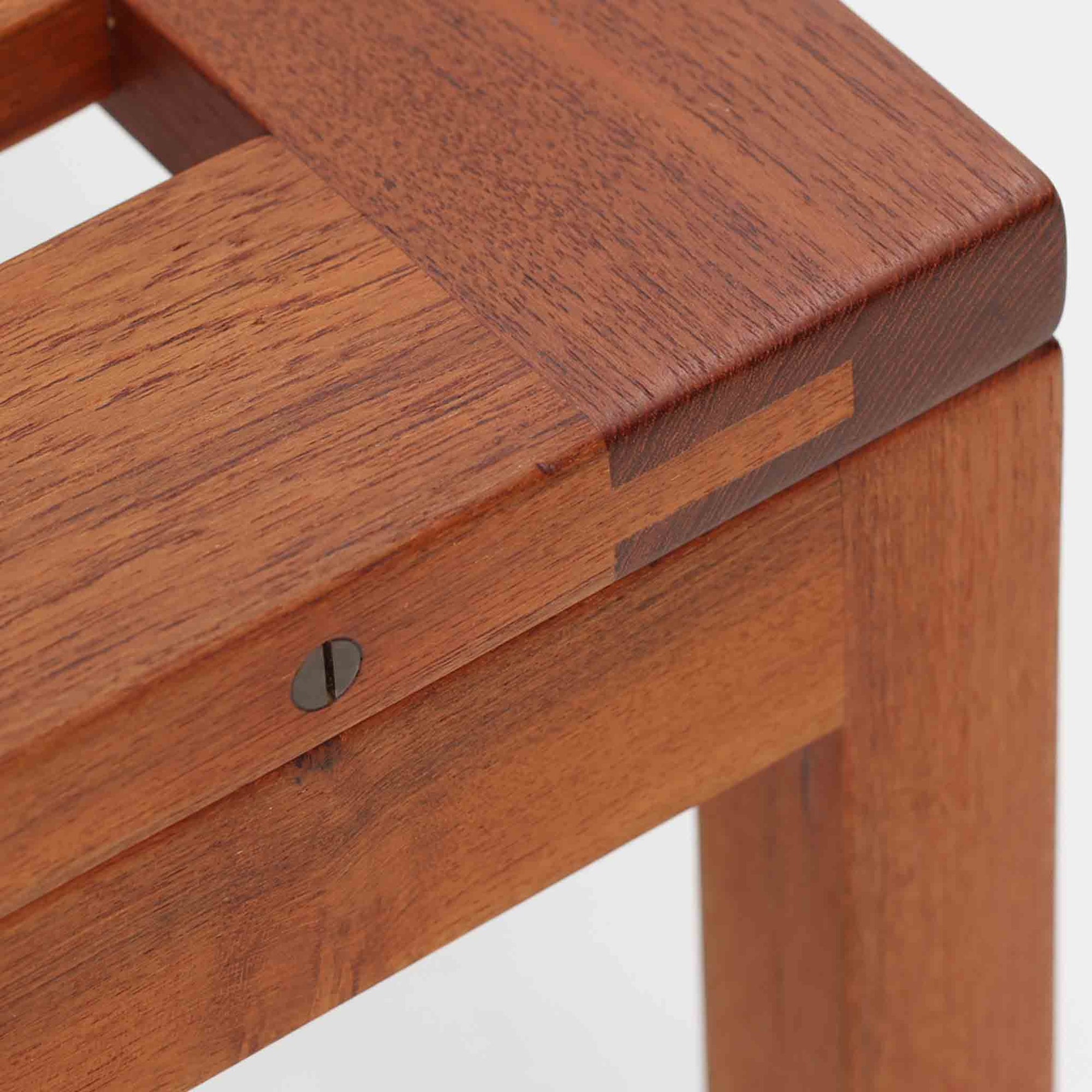 Hans J. Wegnerによってデザインされ、Andreas Tuck社が製造したこちらのセンターテーブルは、希少なチーク無垢材を贅沢に用いた北欧ビンテージ家具です。整然と並ぶスリット状の天板は、軽やかな印象と共に空間に抜け感を与え、視覚的にも機能的にも優れた構造美を感じさせます。幅70cmのコンパクトなサイズ感ながら、素材の質感や精緻な仕上げにウェグナーらしい美意識が宿り、空間に静かな存在感をもたらします。雑誌やトレイを使って工夫することで、リビングや書斎のテーブルとしても十分に活躍します。