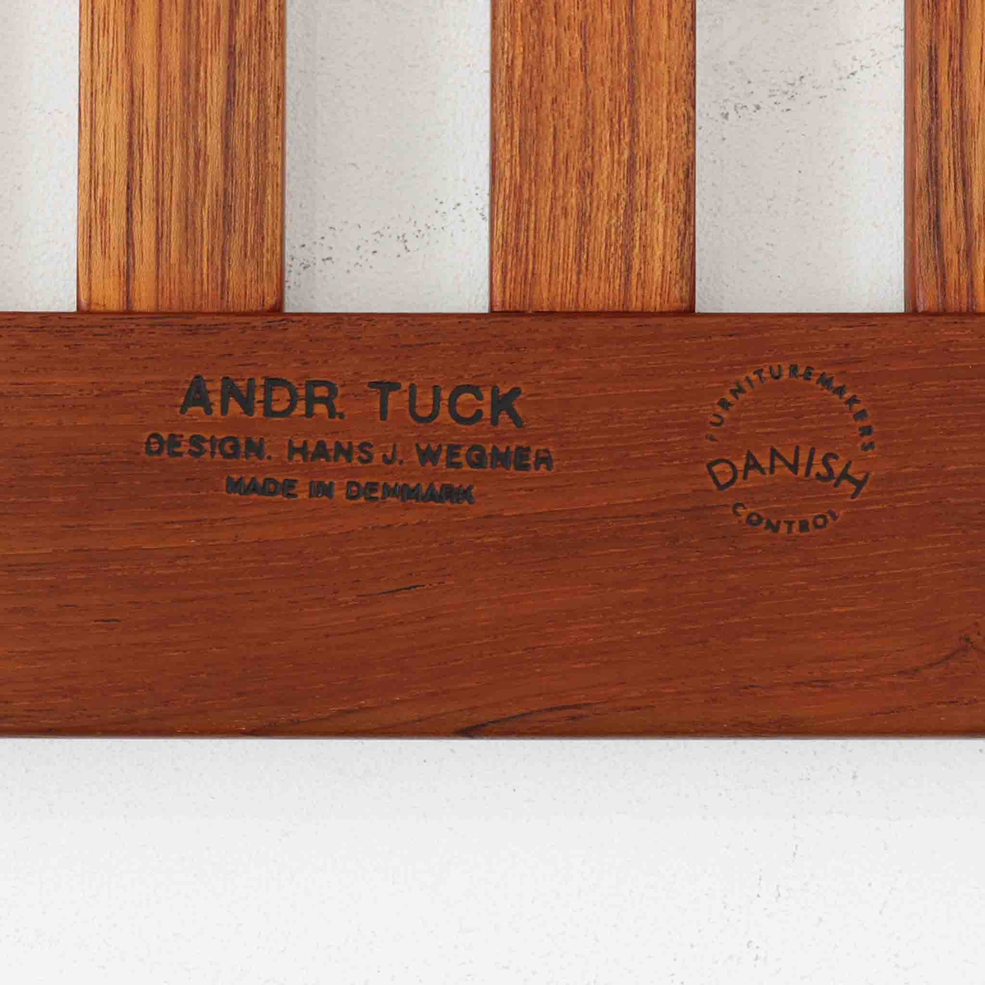 Hans J. Wegnerによってデザインされ、Andreas Tuck社が製造したこちらのセンターテーブルは、希少なチーク無垢材を贅沢に用いた北欧ビンテージ家具です。整然と並ぶスリット状の天板は、軽やかな印象と共に空間に抜け感を与え、視覚的にも機能的にも優れた構造美を感じさせます。幅70cmのコンパクトなサイズ感ながら、素材の質感や精緻な仕上げにウェグナーらしい美意識が宿り、空間に静かな存在感をもたらします。雑誌やトレイを使って工夫することで、リビングや書斎のテーブルとしても十分に活躍します。