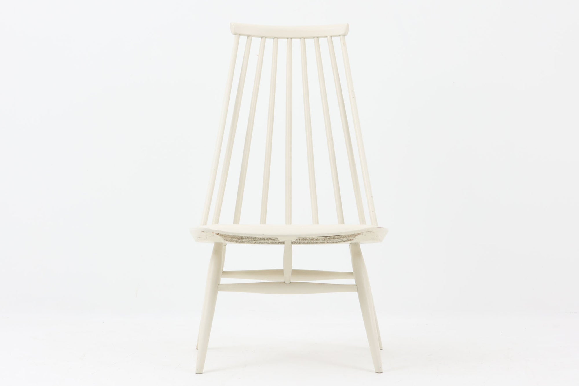 フィンランドを代表するデザイナー、イルマリ・タピオヴァーラによってデザインされた「マドモアゼルチェア」は、1956年に発表された名作チェアのひとつです。フィンランドの伝統的なウィンザーチェアに着想を得ながらも、独自の洗練されたデザインが施されており、優雅で軽やかなフォルムが特徴です。背もたれには繊細なスポーク（細い支柱）が並び、緩やかにカーブを描くことで、背中をしっかりと支えながら快適な座り心地を提供します。また、広めの座面と低めのシートハイトにより、リラックスした姿勢で過ごせる設計となっています。素材にはフィンランド産のバーチ材（白樺）が使用され、軽量ながらも堅牢な作りが魅力です。リビングやダイニング、書斎など、さまざまな空間に洗練された雰囲気をもたらしてくれそうです。