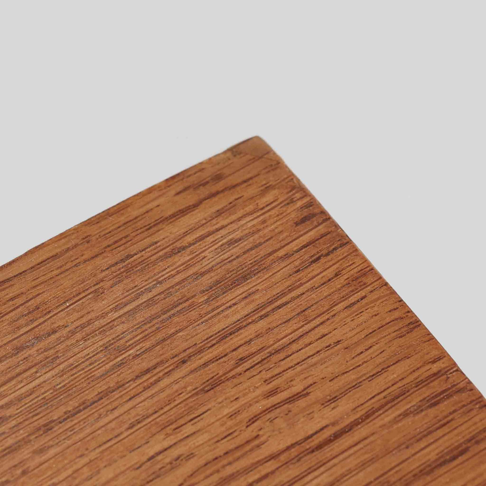 Borge Mogensenがデザインを手がけ、Karl Andersson社によって製造されたこちらのディスプレイシェルフは、チークとオークの異素材の美しいコントラストが際立つ北欧ビンテージ家具です。上段は可動式の棚板を備えたオープン収納、下段は左右に5杯ずつの引き出しを備え、収納力と機能性に優れた構成となっています。温かみのある木肌と丸型取手のアクセントが、空間に柔らかな印象を添えつつ、経年による風合いがヴィンテージらしい魅力を引き立てます。書斎やリビングでの書籍や雑貨の整理におすすめの一台です。