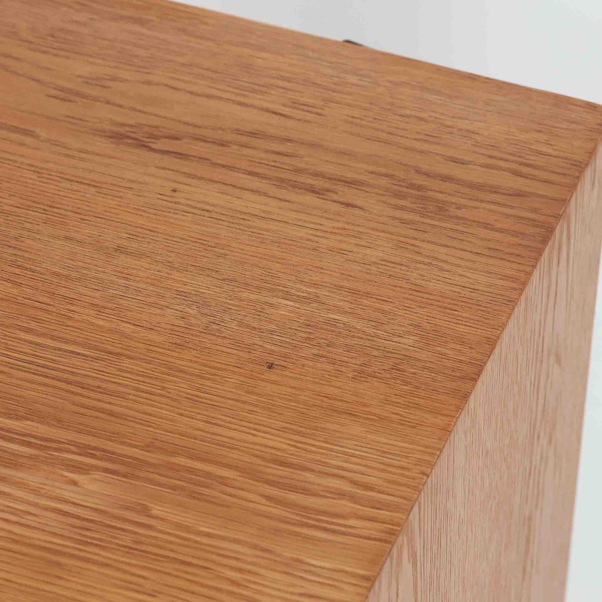 Borge Mogensenがデザインを手がけ、Karl Andersson社によって製造されたこちらのディスプレイシェルフは、チークとオークの異素材の美しいコントラストが際立つ北欧ビンテージ家具です。上段は可動式の棚板を備えたオープン収納、下段は左右に5杯ずつの引き出しを備え、収納力と機能性に優れた構成となっています。温かみのある木肌と丸型取手のアクセントが、空間に柔らかな印象を添えつつ、経年による風合いがヴィンテージらしい魅力を引き立てます。書斎やリビングでの書籍や雑貨の整理におすすめの一台です。