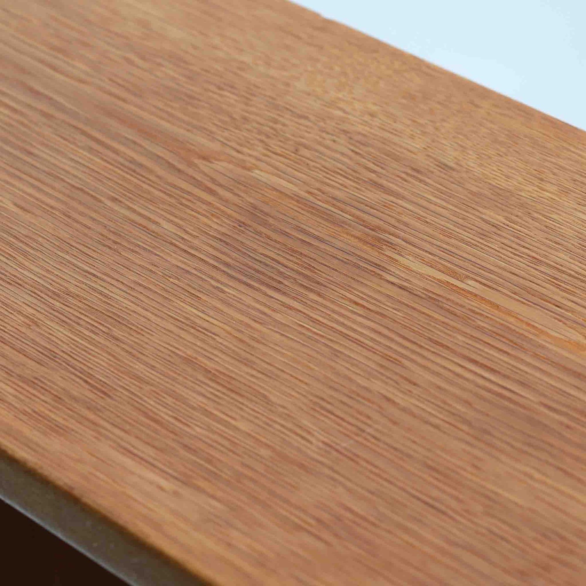 Borge Mogensenがデザインを手がけ、Karl Andersson社によって製造されたこちらのディスプレイシェルフは、チークとオークの異素材の美しいコントラストが際立つ北欧ビンテージ家具です。上段は可動式の棚板を備えたオープン収納、下段は左右に5杯ずつの引き出しを備え、収納力と機能性に優れた構成となっています。温かみのある木肌と丸型取手のアクセントが、空間に柔らかな印象を添えつつ、経年による風合いがヴィンテージらしい魅力を引き立てます。書斎やリビングでの書籍や雑貨の整理におすすめの一台です。