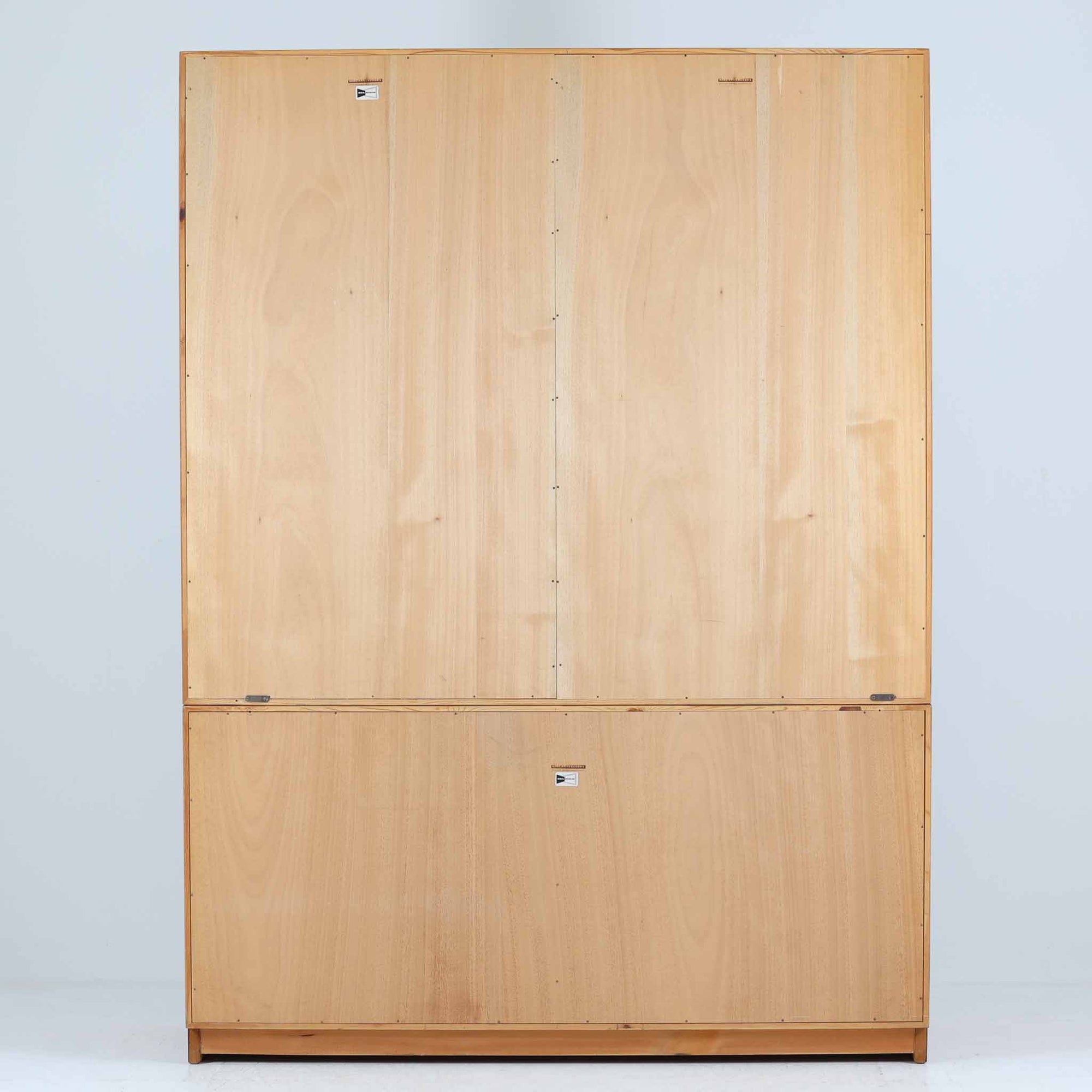 Borge Mogensenがデザインを手がけ、Karl Andersson社によって製造されたこちらのディスプレイシェルフは、チークとオークの異素材の美しいコントラストが際立つ北欧ビンテージ家具です。上段は可動式の棚板を備えたオープン収納、下段は左右に5杯ずつの引き出しを備え、収納力と機能性に優れた構成となっています。温かみのある木肌と丸型取手のアクセントが、空間に柔らかな印象を添えつつ、経年による風合いがヴィンテージらしい魅力を引き立てます。書斎やリビングでの書籍や雑貨の整理におすすめの一台です。