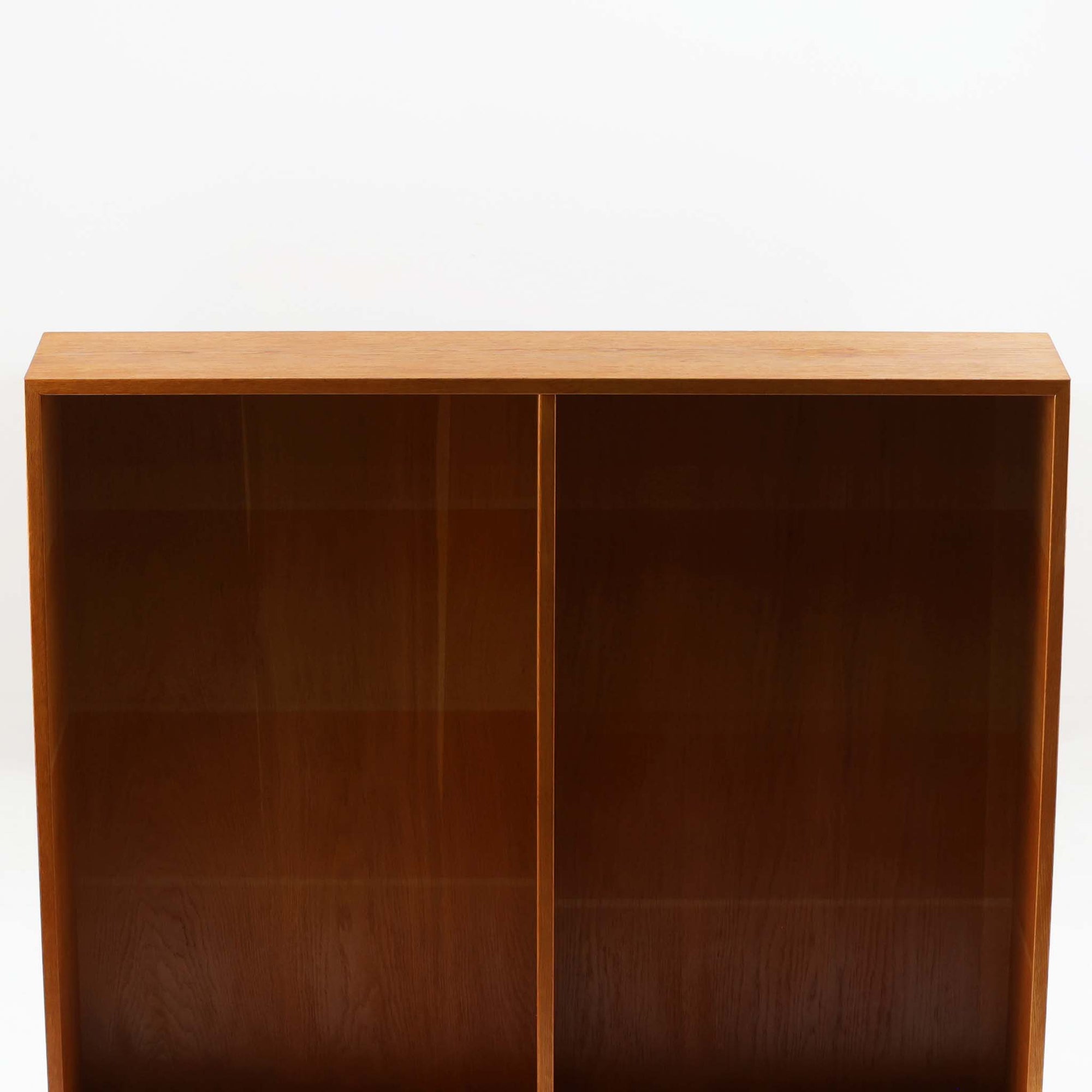 Borge Mogensenがデザインを手がけ、Karl Andersson社によって製造されたこちらのディスプレイシェルフは、チークとオークの異素材の美しいコントラストが際立つ北欧ビンテージ家具です。上段は可動式の棚板を備えたオープン収納、下段は左右に5杯ずつの引き出しを備え、収納力と機能性に優れた構成となっています。温かみのある木肌と丸型取手のアクセントが、空間に柔らかな印象を添えつつ、経年による風合いがヴィンテージらしい魅力を引き立てます。書斎やリビングでの書籍や雑貨の整理におすすめの一台です。