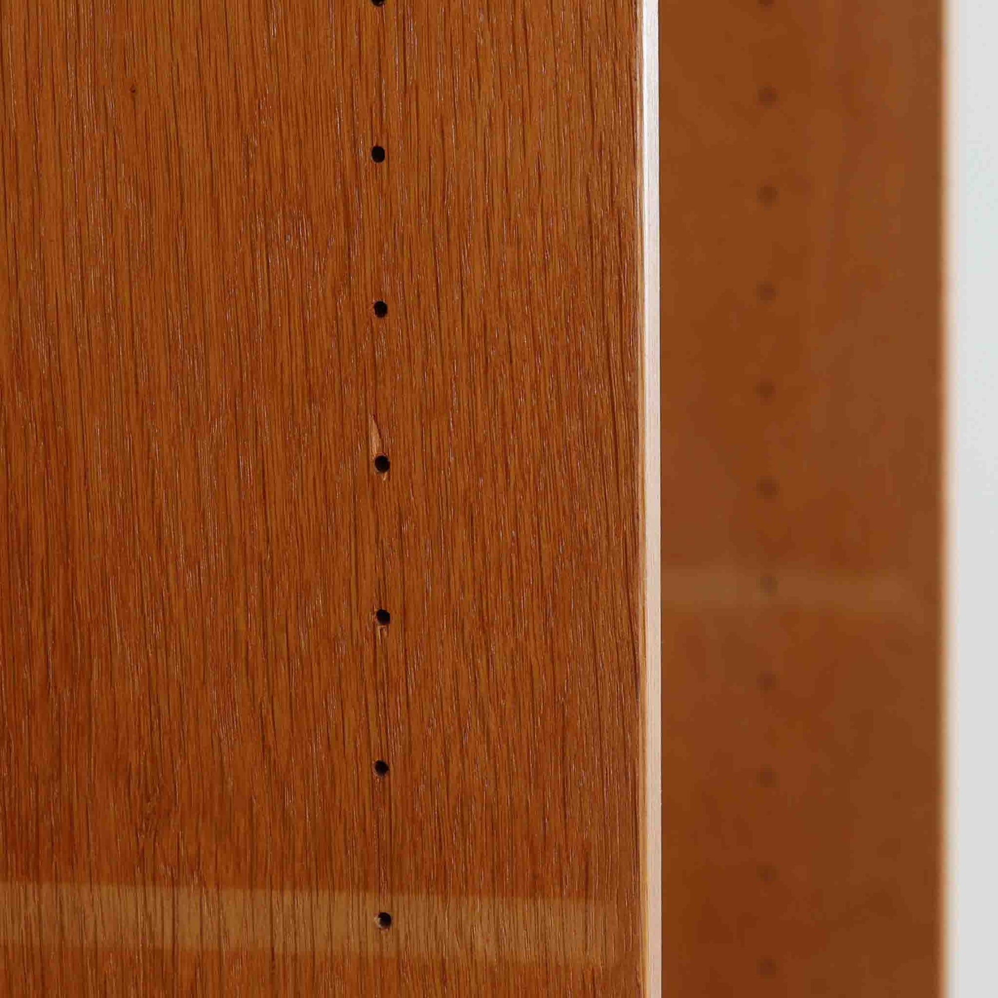 Borge Mogensenがデザインを手がけ、Karl Andersson社によって製造されたこちらのディスプレイシェルフは、チークとオークの異素材の美しいコントラストが際立つ北欧ビンテージ家具です。上段は可動式の棚板を備えたオープン収納、下段は左右に5杯ずつの引き出しを備え、収納力と機能性に優れた構成となっています。温かみのある木肌と丸型取手のアクセントが、空間に柔らかな印象を添えつつ、経年による風合いがヴィンテージらしい魅力を引き立てます。書斎やリビングでの書籍や雑貨の整理におすすめの一台です。