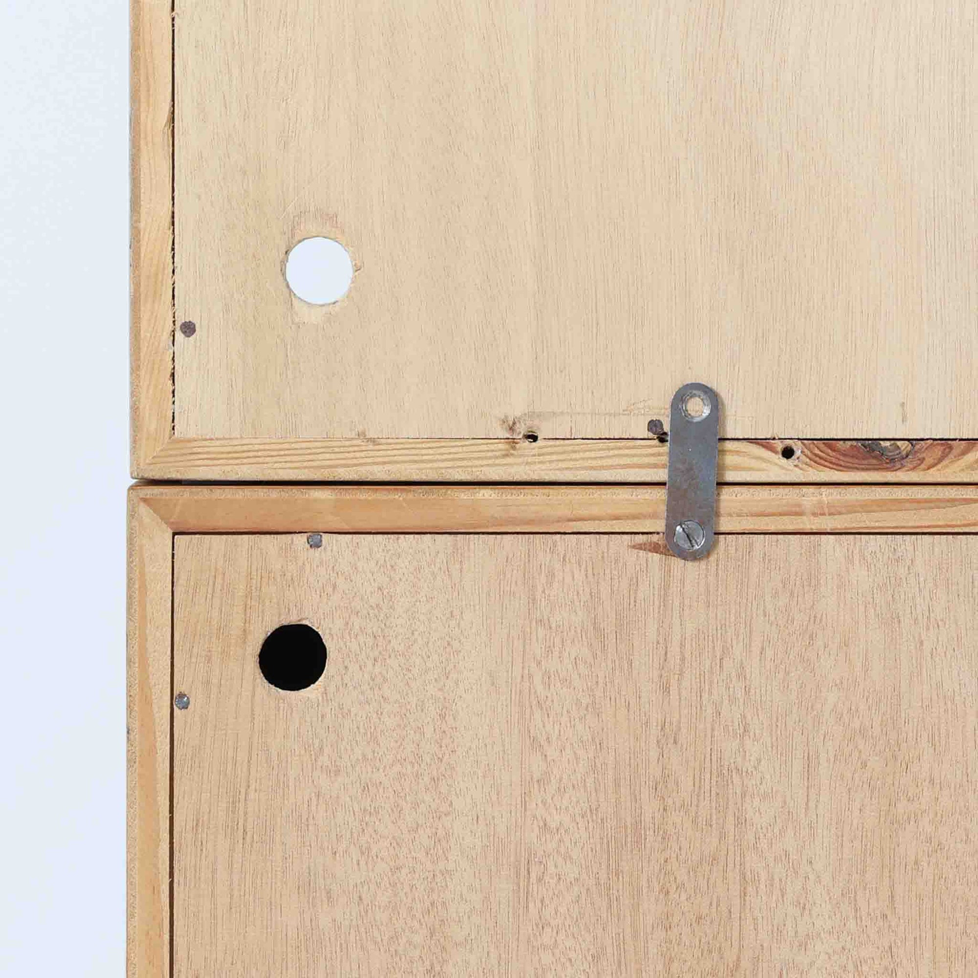 Borge Mogensenがデザインし、Karl Andersson社により製造されたこちらのディスプレイシェルフは、チーク材とオーク材のコントラストが美しいスウェーデン製の北欧ビンテージ家具です。上部はオープン構造で5段の棚が左右に配されており、書籍や器、小物のディスプレイに最適で、下部にはスライド扉収納も備え実用性にも優れています。幅135cmと存在感のあるサイズながら、直線的で端正な佇まいが空間に凛とした印象を与える一台です。