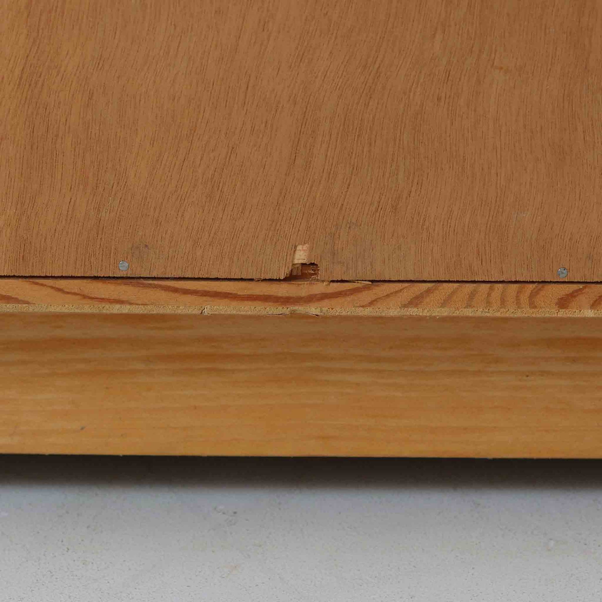 スウェーデンのKarl Andersson社より、Borge Mogensenによってデザインされたディスプレイシェルフは、端正な佇まいと機能性を兼ね備えた北欧ビンテージ家具です。オーク材の温もりある質感と美しい木目が魅力で、上段は可動棚付きのオープンシェルフ、下段には丸い掘り込み取手がアクセントとなった引き戸収納が配されています。文庫本や器、日用品の整理に最適で、暮らしの中で永く使い続けられる名作です。