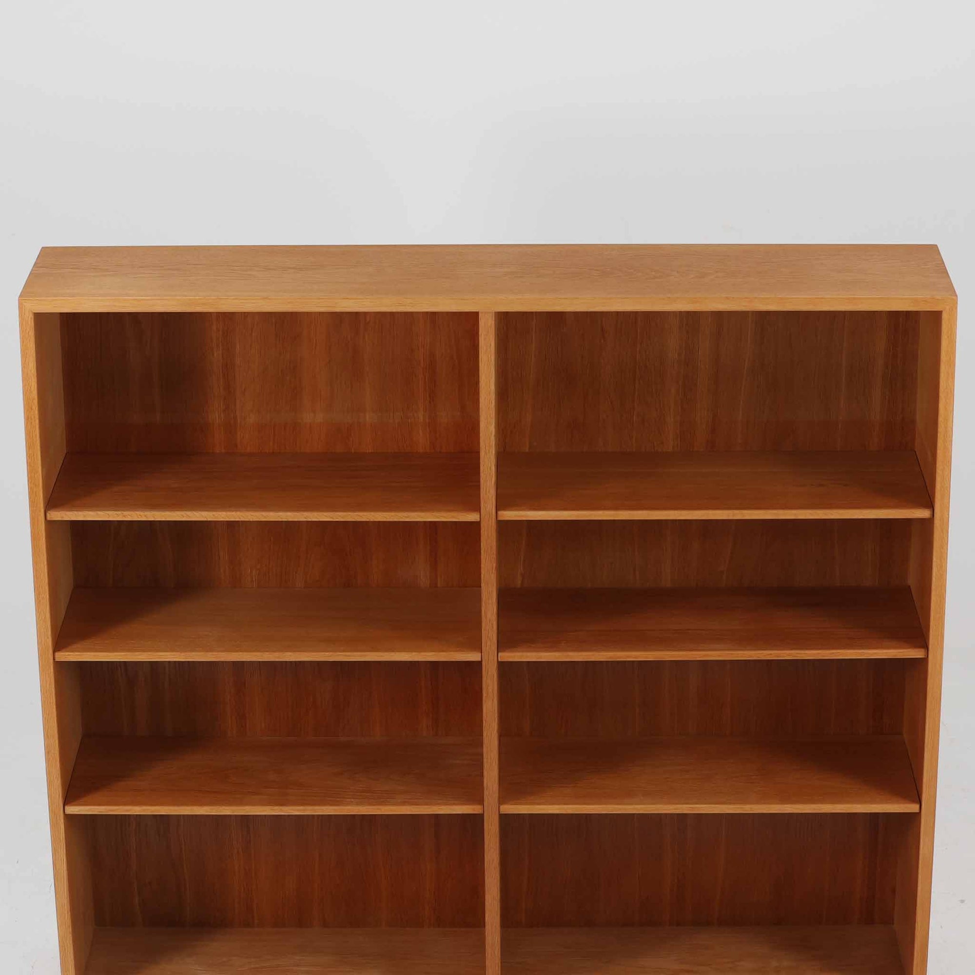 スウェーデンのKarl Andersson社より、Borge Mogensenによってデザインされたディスプレイシェルフは、端正な佇まいと機能性を兼ね備えた北欧ビンテージ家具です。オーク材の温もりある質感と美しい木目が魅力で、上段は可動棚付きのオープンシェルフ、下段には丸い掘り込み取手がアクセントとなった引き戸収納が配されています。文庫本や器、日用品の整理に最適で、暮らしの中で永く使い続けられる名作です。