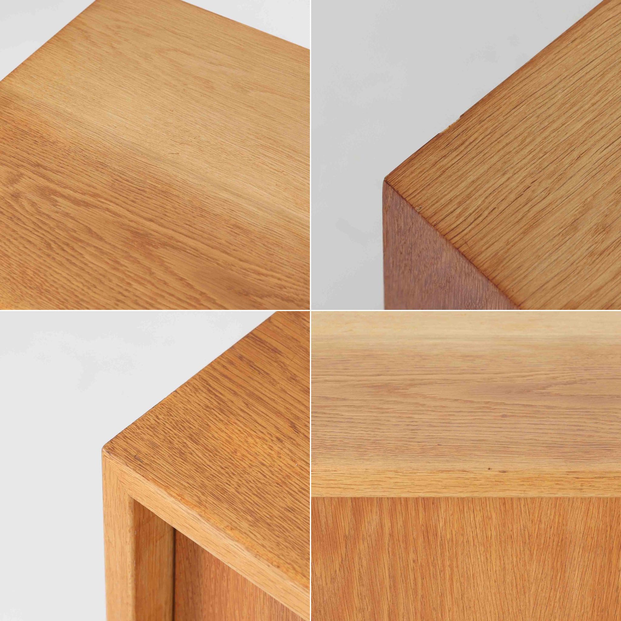 スウェーデンのKarl Andersson社より、Borge Mogensenによってデザインされたディスプレイシェルフは、端正な佇まいと機能性を兼ね備えた北欧ビンテージ家具です。オーク材の温もりある質感と美しい木目が魅力で、上段は可動棚付きのオープンシェルフ、下段には丸い掘り込み取手がアクセントとなった引き戸収納が配されています。文庫本や器、日用品の整理に最適で、暮らしの中で永く使い続けられる名作です。