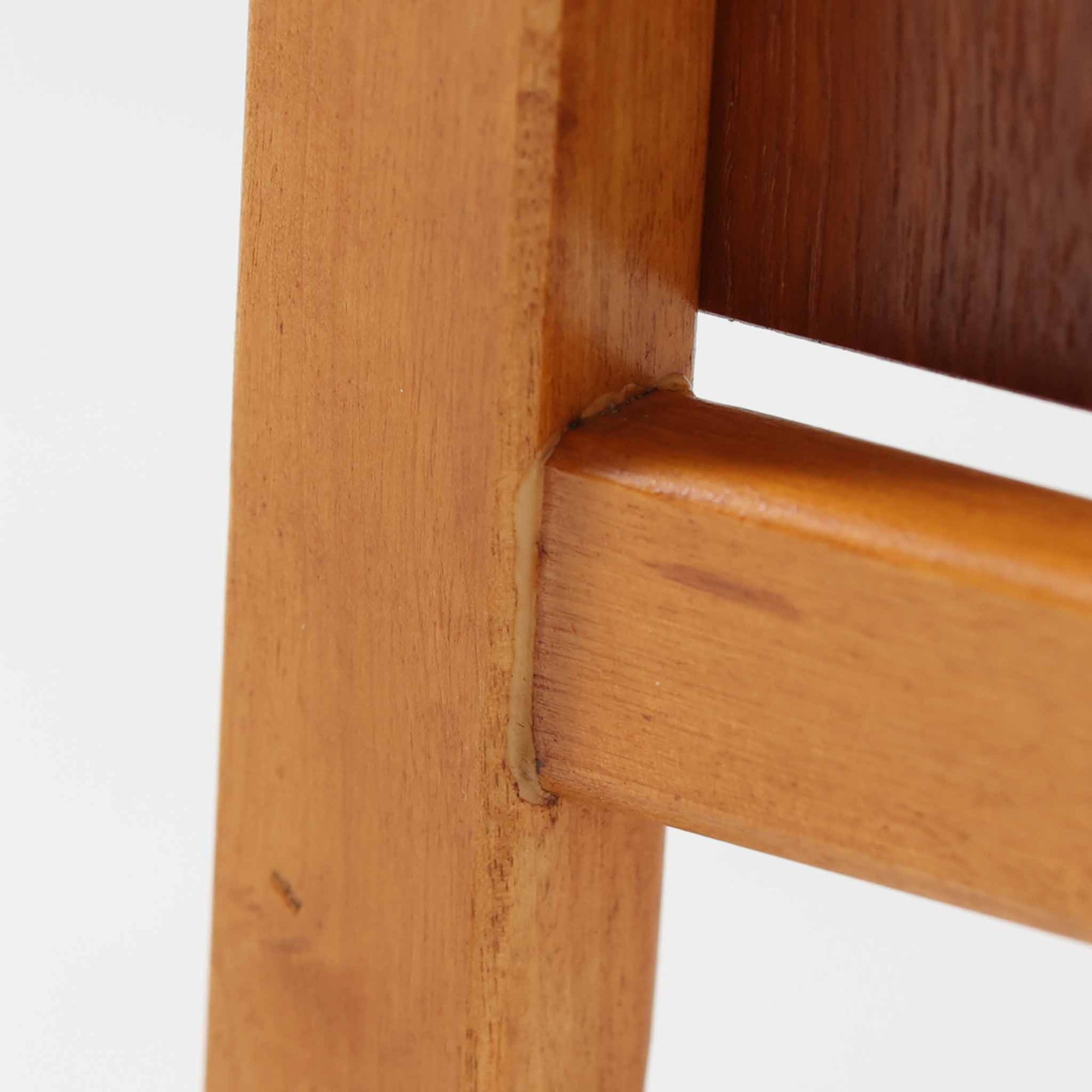チーク材の扉とビーチ材のフレームがコントラストを成すこちらのキャビネットは、幅69cmの小ぶりなサイズ感ながらも北欧ビンテージらしい温かみと軽やかさを併せ持ち、すっきりとした直線的なフォルムと可動式の開き戸が空間に使いやすさとアクセントを加えます。玄関や寝室、リビングのサイド収納としても重宝する一台です。