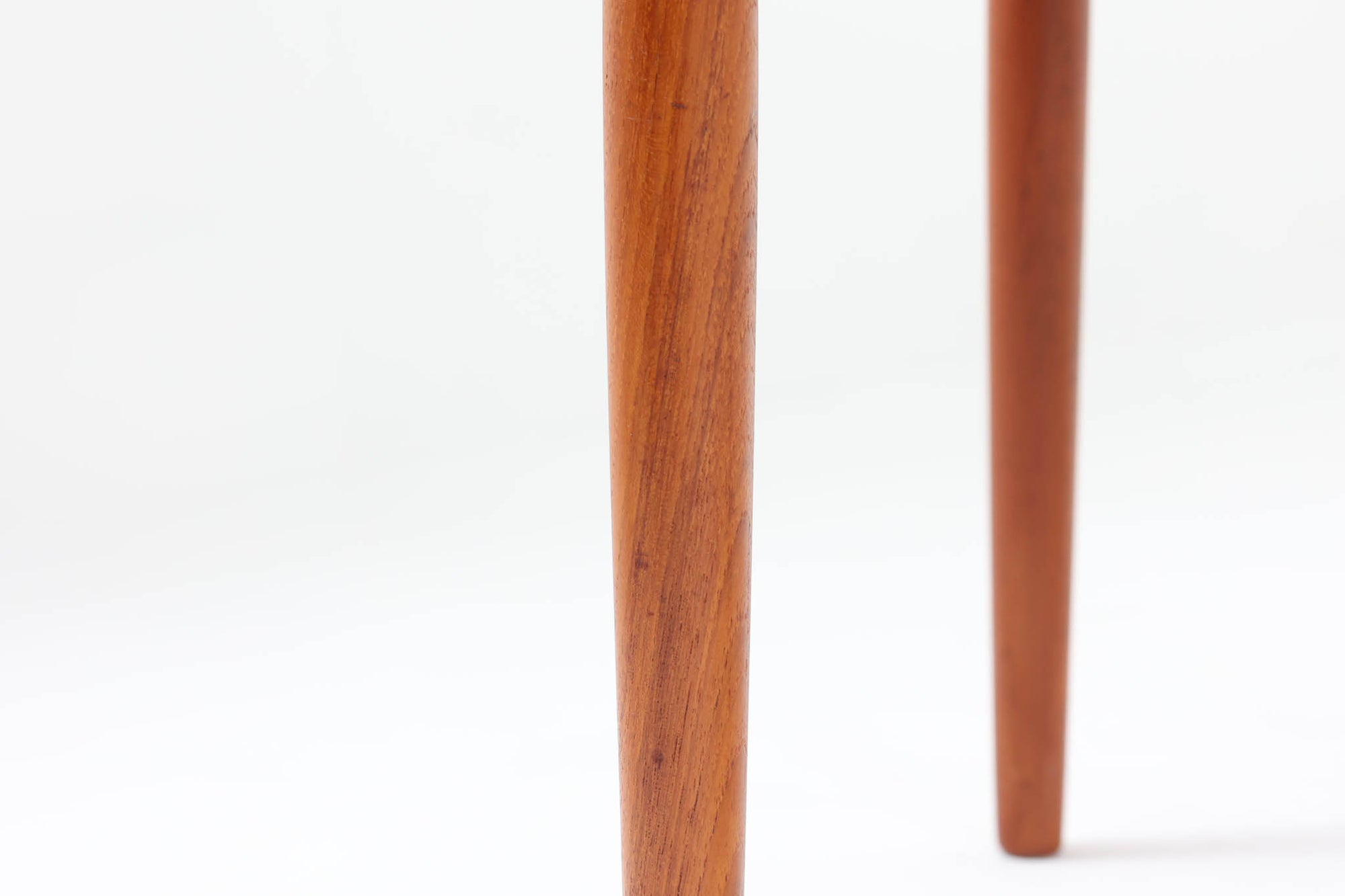 デンマークの女性デザイナー、グレーテ・ヤルクがデザインした1960年代のサイドテーブルです。Glostrup mobelfabrik社の製作による北欧モダンを代表する名作となっています。チーク材を贅沢に使用し、天板の緩やかな曲線と細身の脚部が美しいバランスを生み出しています。中段の横桟は、デザイン性と構造的な強度を両立。脚部は緩やかに外向きに設置され、安定感とエレガントさを兼ね備えています。コンパクトなサイズ感で、ソファサイドやベッドサイドなど様々な場所で活躍。現代のインテリアにも自然に溶け込む、時代を超えた普遍的なデザインの逸品です。