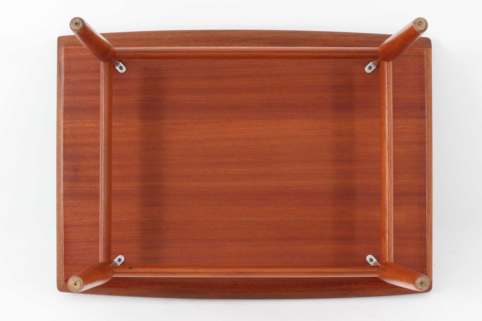 デンマークの女性デザイナー、グレーテ・ヤルクがデザインした1960年代のサイドテーブルです。Glostrup mobelfabrik社の製作による北欧モダンを代表する名作となっています。チーク材を贅沢に使用し、天板の緩やかな曲線と細身の脚部が美しいバランスを生み出しています。中段の横桟は、デザイン性と構造的な強度を両立。脚部は緩やかに外向きに設置され、安定感とエレガントさを兼ね備えています。コンパクトなサイズ感で、ソファサイドやベッドサイドなど様々な場所で活躍。現代のインテリアにも自然に溶け込む、時代を超えた普遍的なデザインの逸品です。