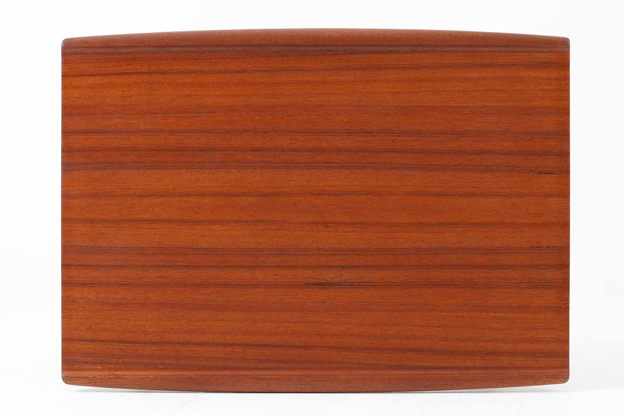 デンマークの女性デザイナー、グレーテ・ヤルクがデザインした1960年代のサイドテーブルです。Glostrup mobelfabrik社の製作による北欧モダンを代表する名作となっています。チーク材を贅沢に使用し、天板の緩やかな曲線と細身の脚部が美しいバランスを生み出しています。中段の横桟は、デザイン性と構造的な強度を両立。脚部は緩やかに外向きに設置され、安定感とエレガントさを兼ね備えています。コンパクトなサイズ感で、ソファサイドやベッドサイドなど様々な場所で活躍。現代のインテリアにも自然に溶け込む、時代を超えた普遍的なデザインの逸品です。