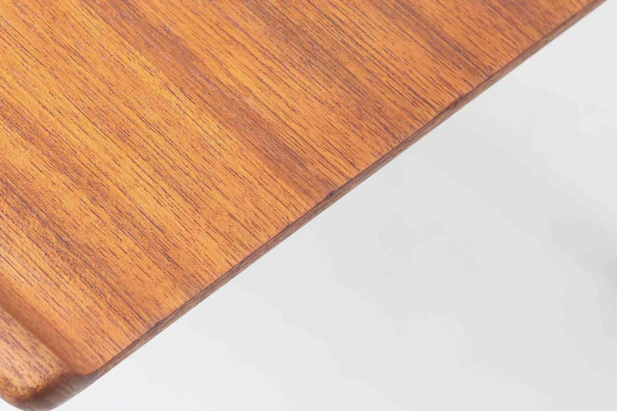 デンマークの女性デザイナー、グレーテ・ヤルクがデザインした1960年代のサイドテーブルです。Glostrup mobelfabrik社の製作による北欧モダンを代表する名作となっています。チーク材を贅沢に使用し、天板の緩やかな曲線と細身の脚部が美しいバランスを生み出しています。中段の横桟は、デザイン性と構造的な強度を両立。脚部は緩やかに外向きに設置され、安定感とエレガントさを兼ね備えています。コンパクトなサイズ感で、ソファサイドやベッドサイドなど様々な場所で活躍。現代のインテリアにも自然に溶け込む、時代を超えた普遍的なデザインの逸品です。