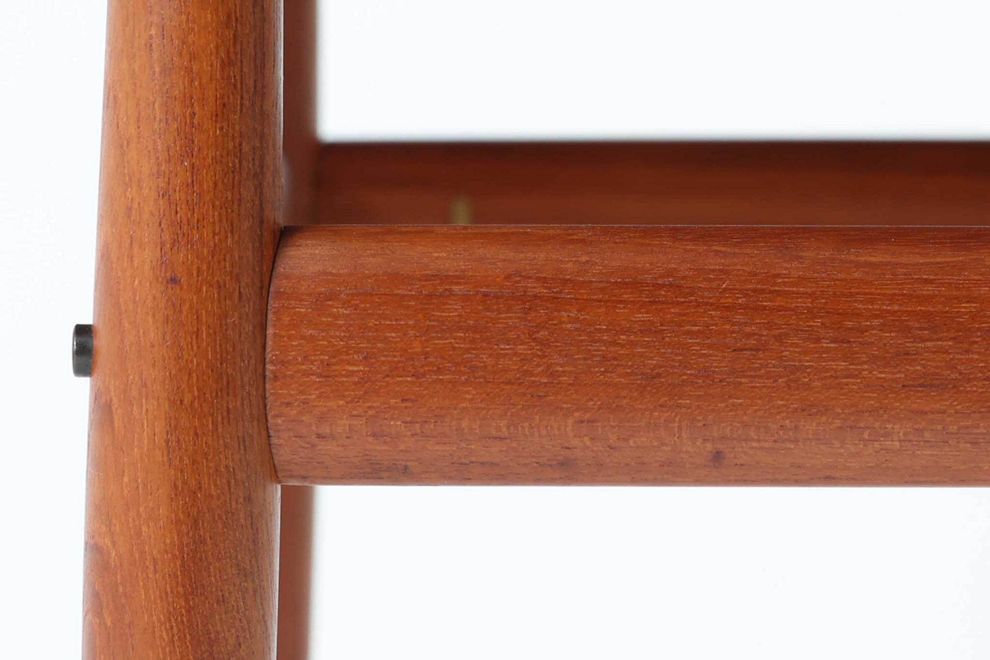 デンマークの女性デザイナー、グレーテ・ヤルクがデザインした1960年代のサイドテーブルです。Glostrup mobelfabrik社の製作による北欧モダンを代表する名作となっています。チーク材を贅沢に使用し、天板の緩やかな曲線と細身の脚部が美しいバランスを生み出しています。中段の横桟は、デザイン性と構造的な強度を両立。脚部は緩やかに外向きに設置され、安定感とエレガントさを兼ね備えています。コンパクトなサイズ感で、ソファサイドやベッドサイドなど様々な場所で活躍。現代のインテリアにも自然に溶け込む、時代を超えた普遍的なデザインの逸品です。