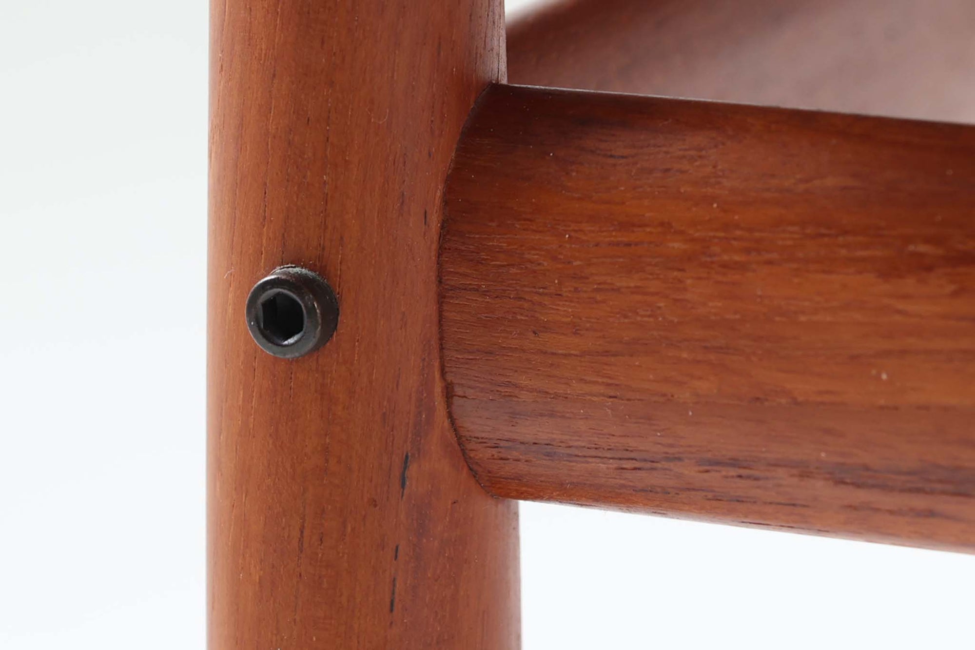 デンマークの女性デザイナー、グレーテ・ヤルクがデザインした1960年代のサイドテーブルです。Glostrup mobelfabrik社の製作による北欧モダンを代表する名作となっています。チーク材を贅沢に使用し、天板の緩やかな曲線と細身の脚部が美しいバランスを生み出しています。中段の横桟は、デザイン性と構造的な強度を両立。脚部は緩やかに外向きに設置され、安定感とエレガントさを兼ね備えています。コンパクトなサイズ感で、ソファサイドやベッドサイドなど様々な場所で活躍。現代のインテリアにも自然に溶け込む、時代を超えた普遍的なデザインの逸品です。