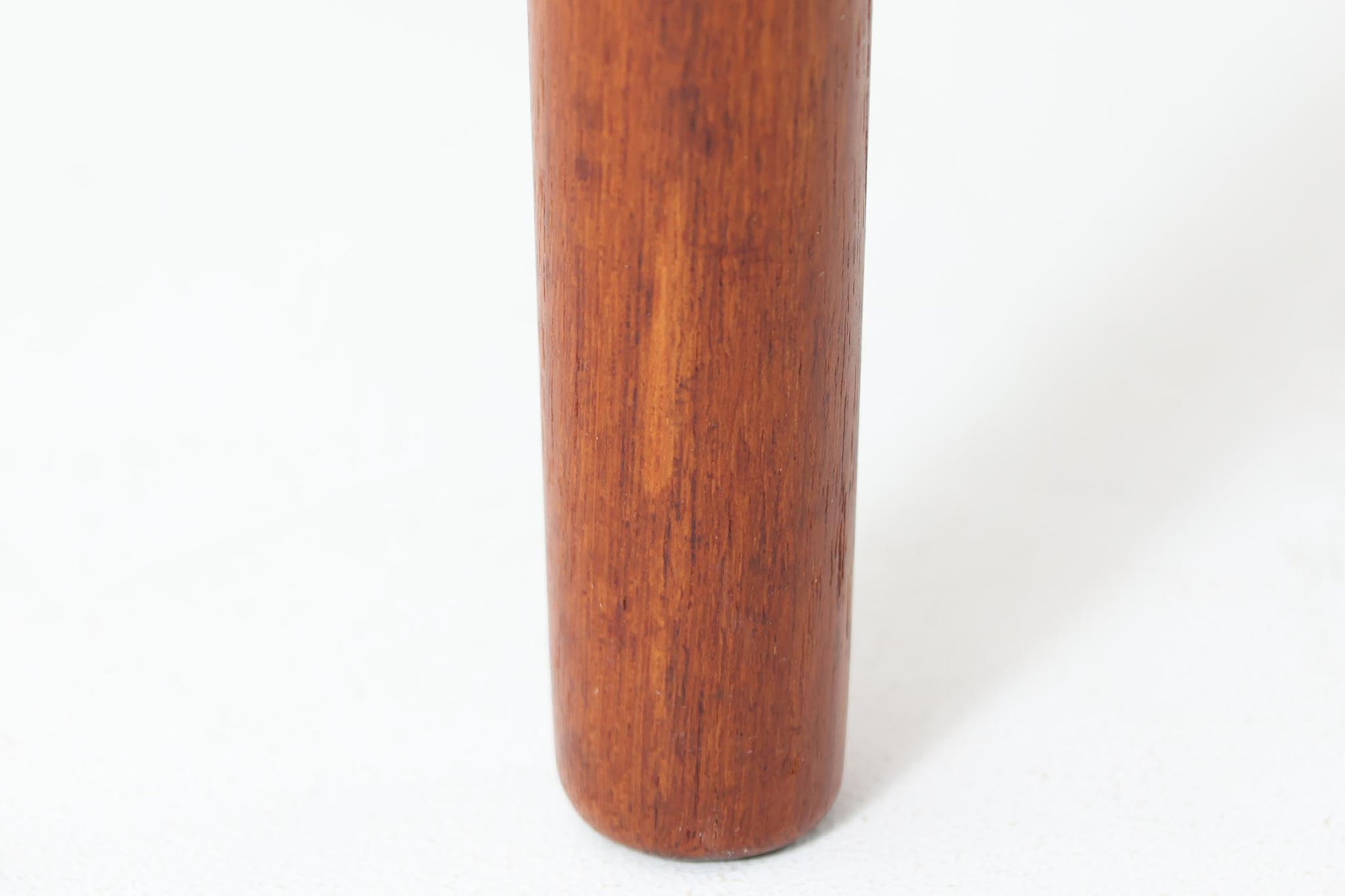 デンマークの女性デザイナー、グレーテ・ヤルクがデザインした1960年代のサイドテーブルです。Glostrup mobelfabrik社の製作による北欧モダンを代表する名作となっています。チーク材を贅沢に使用し、天板の緩やかな曲線と細身の脚部が美しいバランスを生み出しています。中段の横桟は、デザイン性と構造的な強度を両立。脚部は緩やかに外向きに設置され、安定感とエレガントさを兼ね備えています。コンパクトなサイズ感で、ソファサイドやベッドサイドなど様々な場所で活躍。現代のインテリアにも自然に溶け込む、時代を超えた普遍的なデザインの逸品です。