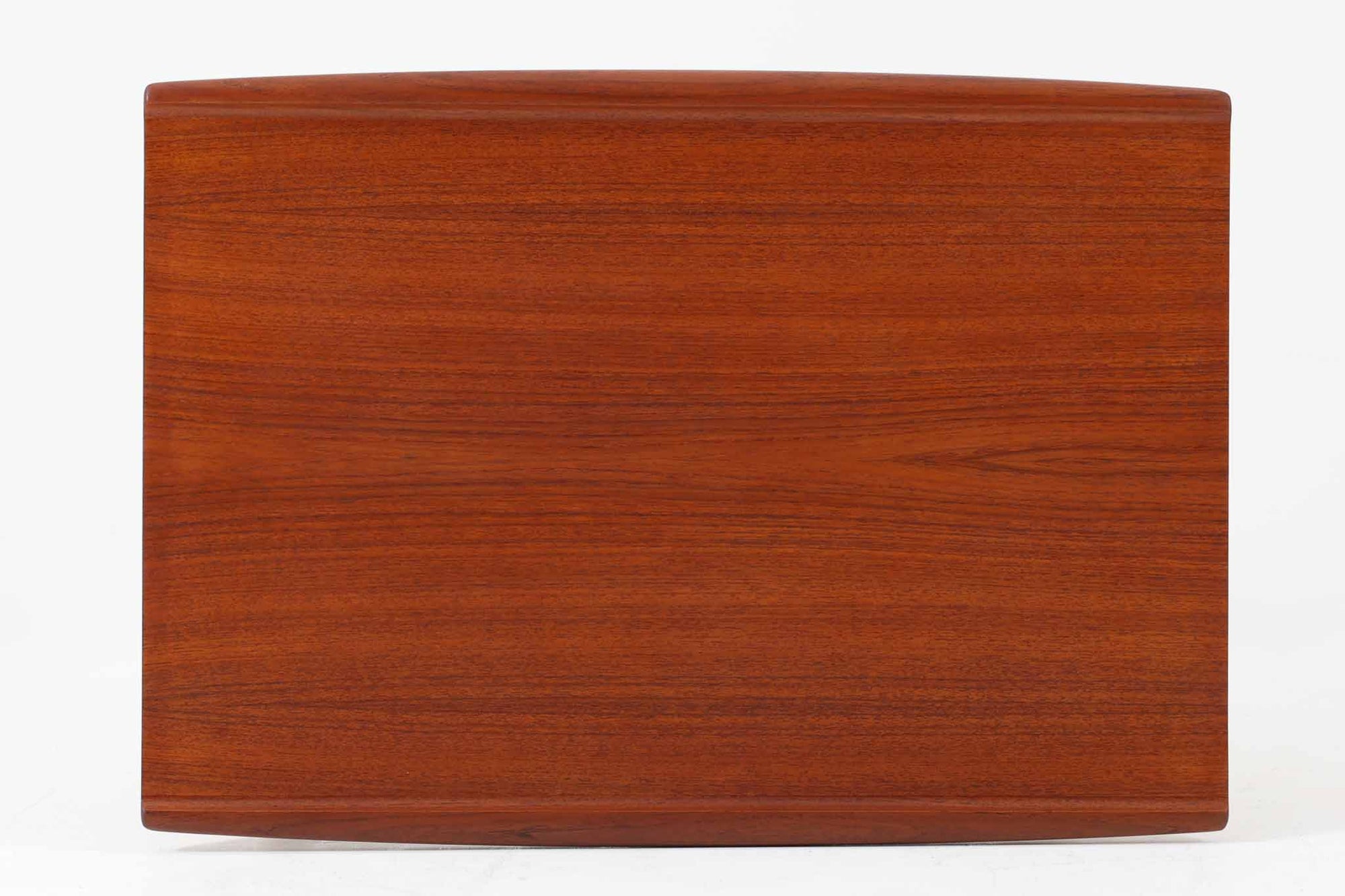 デンマークの女性デザイナー、グレーテ・ヤルクがデザインした1960年代のサイドテーブルです。Glostrup mobelfabrik社の製作による北欧モダンを代表する名作となっています。チーク材を贅沢に使用し、天板の緩やかな曲線と細身の脚部が美しいバランスを生み出しています。中段の横桟は、デザイン性と構造的な強度を両立。脚部は緩やかに外向きに設置され、安定感とエレガントさを兼ね備えています。コンパクトなサイズ感で、ソファサイドやベッドサイドなど様々な場所で活躍。現代のインテリアにも自然に溶け込む、時代を超えた普遍的なデザインの逸品です。