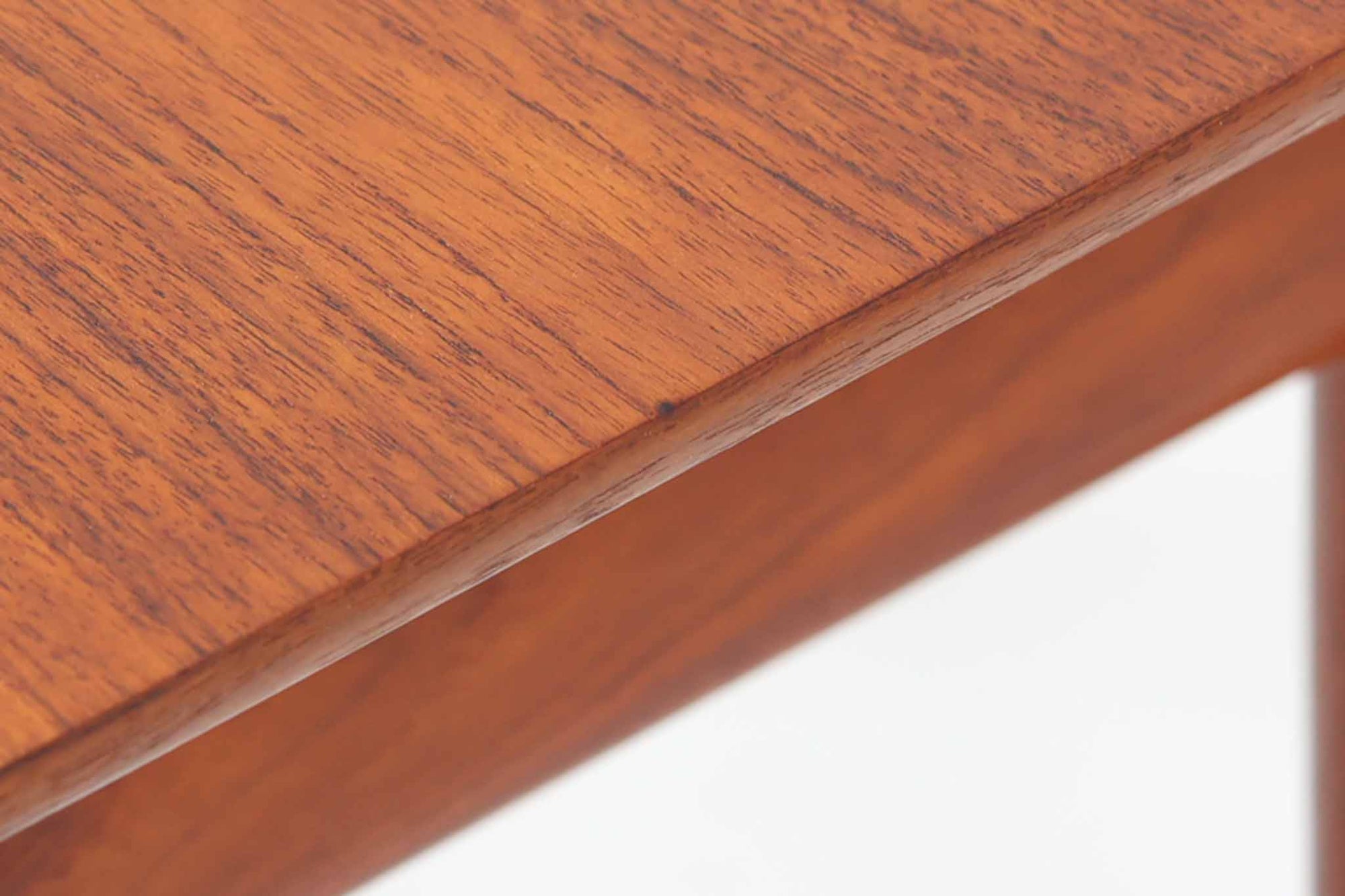 デンマークの女性デザイナー、グレーテ・ヤルクがデザインした1960年代のサイドテーブルです。Glostrup mobelfabrik社の製作による北欧モダンを代表する名作となっています。チーク材を贅沢に使用し、天板の緩やかな曲線と細身の脚部が美しいバランスを生み出しています。中段の横桟は、デザイン性と構造的な強度を両立。脚部は緩やかに外向きに設置され、安定感とエレガントさを兼ね備えています。コンパクトなサイズ感で、ソファサイドやベッドサイドなど様々な場所で活躍。現代のインテリアにも自然に溶け込む、時代を超えた普遍的なデザインの逸品です。