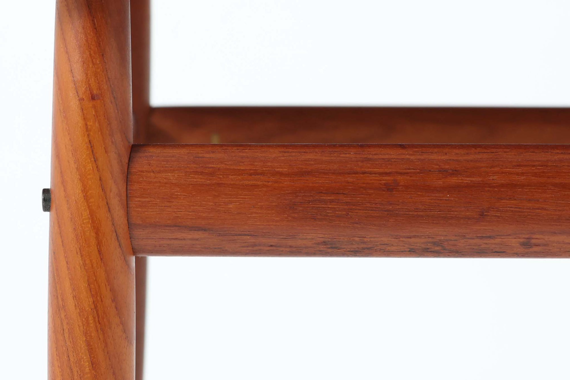 デンマークの女性デザイナー、グレーテ・ヤルクがデザインした1960年代のサイドテーブルです。Glostrup mobelfabrik社の製作による北欧モダンを代表する名作となっています。チーク材を贅沢に使用し、天板の緩やかな曲線と細身の脚部が美しいバランスを生み出しています。中段の横桟は、デザイン性と構造的な強度を両立。脚部は緩やかに外向きに設置され、安定感とエレガントさを兼ね備えています。コンパクトなサイズ感で、ソファサイドやベッドサイドなど様々な場所で活躍。現代のインテリアにも自然に溶け込む、時代を超えた普遍的なデザインの逸品です。