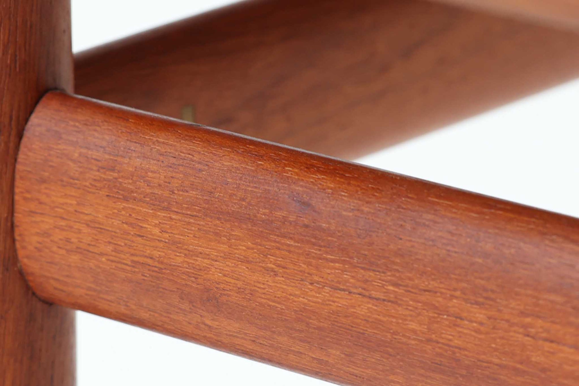 デンマークの女性デザイナー、グレーテ・ヤルクがデザインした1960年代のサイドテーブルです。Glostrup mobelfabrik社の製作による北欧モダンを代表する名作となっています。チーク材を贅沢に使用し、天板の緩やかな曲線と細身の脚部が美しいバランスを生み出しています。中段の横桟は、デザイン性と構造的な強度を両立。脚部は緩やかに外向きに設置され、安定感とエレガントさを兼ね備えています。コンパクトなサイズ感で、ソファサイドやベッドサイドなど様々な場所で活躍。現代のインテリアにも自然に溶け込む、時代を超えた普遍的なデザインの逸品です。