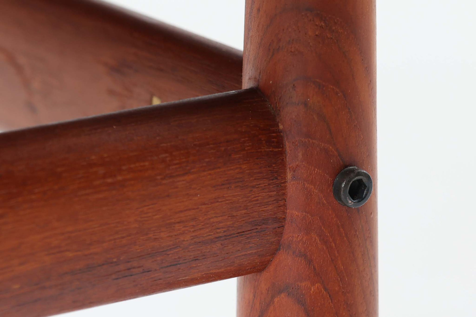 デンマークの女性デザイナー、グレーテ・ヤルクがデザインした1960年代のサイドテーブルです。Glostrup mobelfabrik社の製作による北欧モダンを代表する名作となっています。チーク材を贅沢に使用し、天板の緩やかな曲線と細身の脚部が美しいバランスを生み出しています。中段の横桟は、デザイン性と構造的な強度を両立。脚部は緩やかに外向きに設置され、安定感とエレガントさを兼ね備えています。コンパクトなサイズ感で、ソファサイドやベッドサイドなど様々な場所で活躍。現代のインテリアにも自然に溶け込む、時代を超えた普遍的なデザインの逸品です。