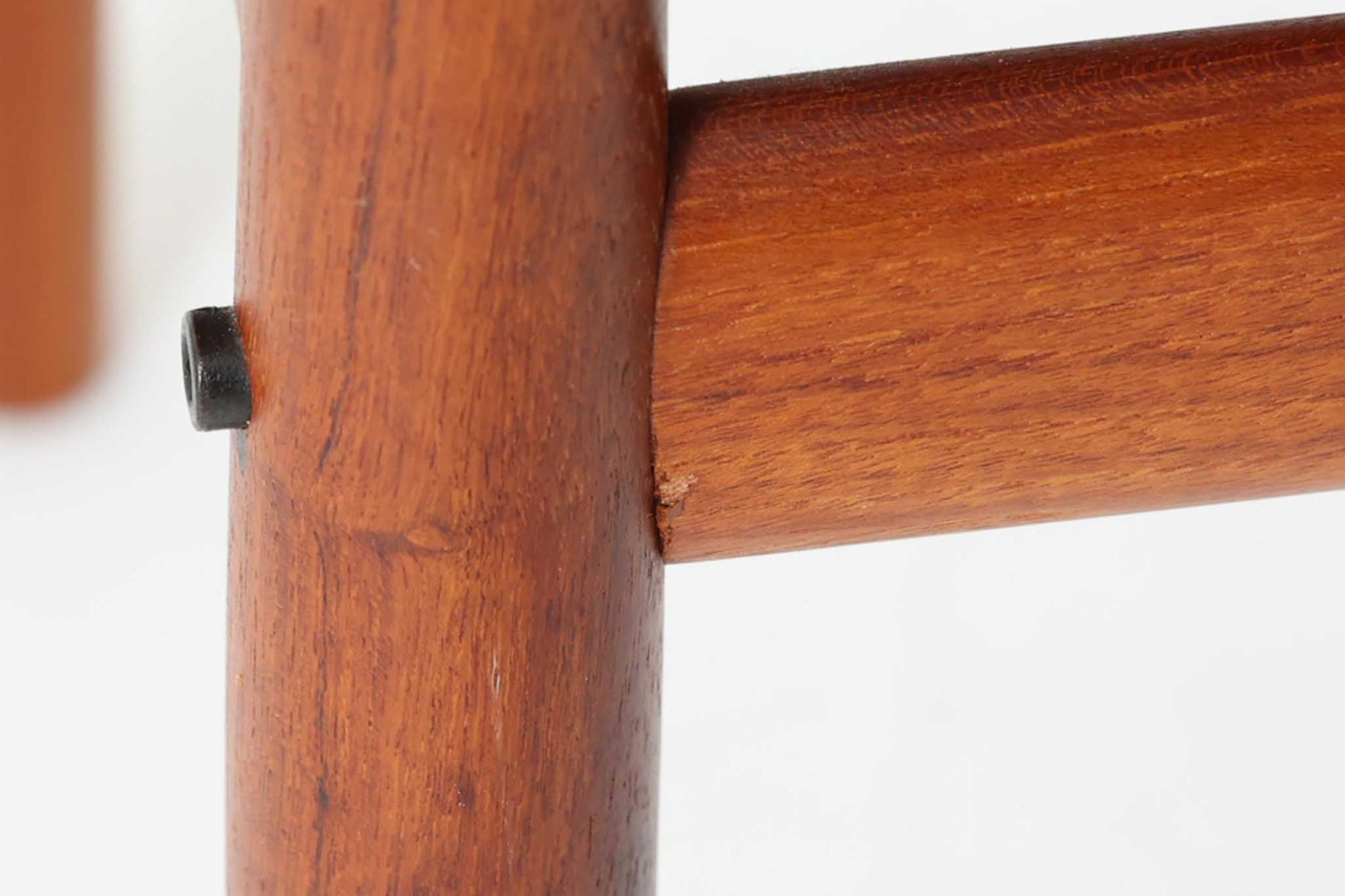 デンマークの女性デザイナー、グレーテ・ヤルクがデザインした1960年代のサイドテーブルです。Glostrup mobelfabrik社の製作による北欧モダンを代表する名作となっています。チーク材を贅沢に使用し、天板の緩やかな曲線と細身の脚部が美しいバランスを生み出しています。中段の横桟は、デザイン性と構造的な強度を両立。脚部は緩やかに外向きに設置され、安定感とエレガントさを兼ね備えています。コンパクトなサイズ感で、ソファサイドやベッドサイドなど様々な場所で活躍。現代のインテリアにも自然に溶け込む、時代を超えた普遍的なデザインの逸品です。