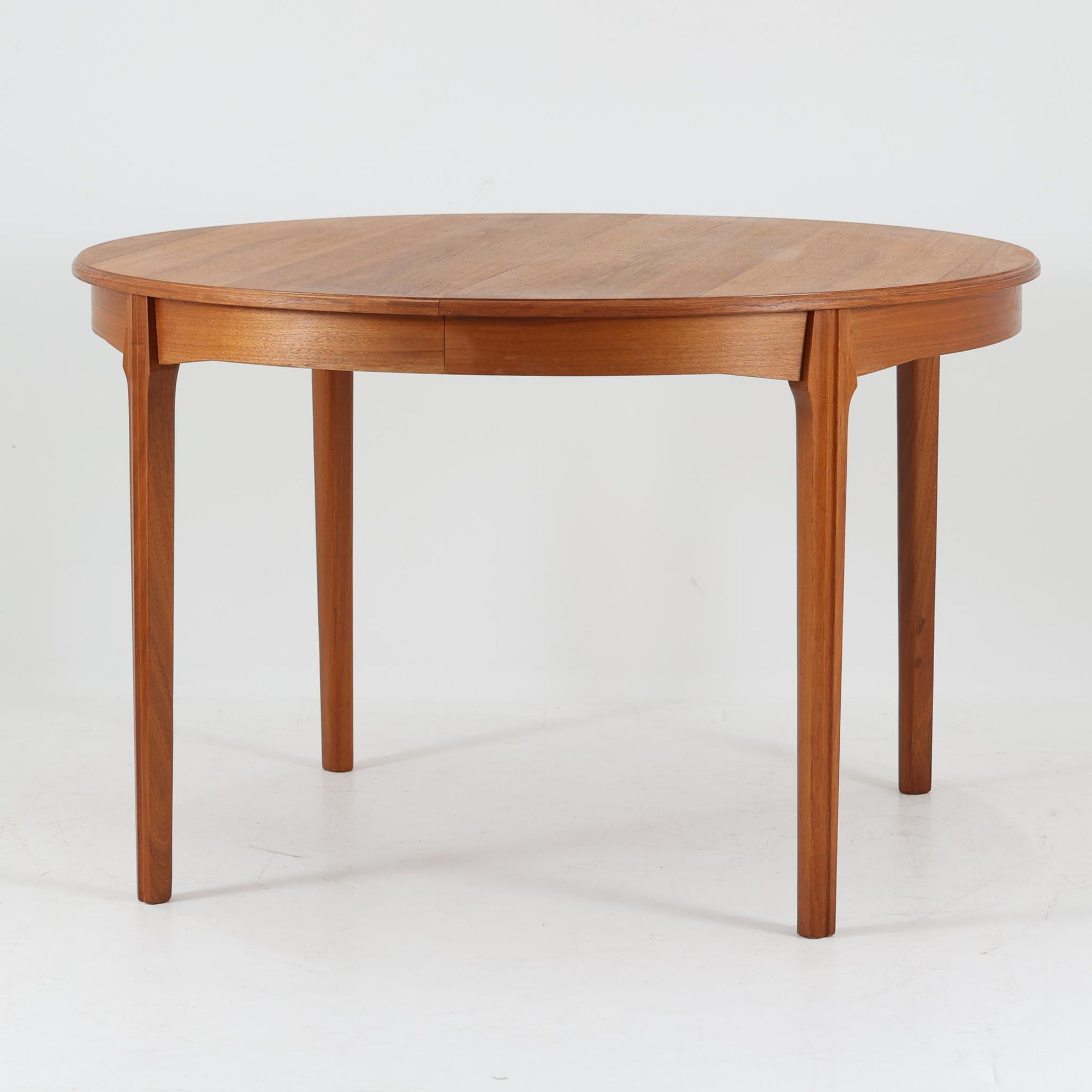 スウェーデン製エクステンションダイニングテーブルです。ウォールナット材の豊かな木目と経年により深みを増した色艶が魅力で、中央の伸長板によりコンパクトな円形からゆとりあるオーバル型へと拡張可能な実用的な構造。幕板の緩やかなカーブとすっきりとした脚部のバランスが美しく、北欧らしい洗練された佇まいを演出します。日常使いから来客時まで柔軟に対応し、空間に上質な温もりを添える一台です。