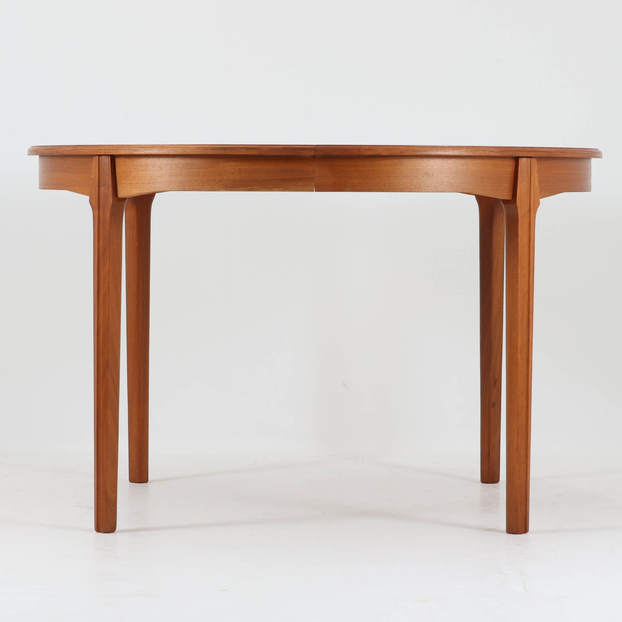 スウェーデン製エクステンションダイニングテーブルです。ウォールナット材の豊かな木目と経年により深みを増した色艶が魅力で、中央の伸長板によりコンパクトな円形からゆとりあるオーバル型へと拡張可能な実用的な構造。幕板の緩やかなカーブとすっきりとした脚部のバランスが美しく、北欧らしい洗練された佇まいを演出します。日常使いから来客時まで柔軟に対応し、空間に上質な温もりを添える一台です。