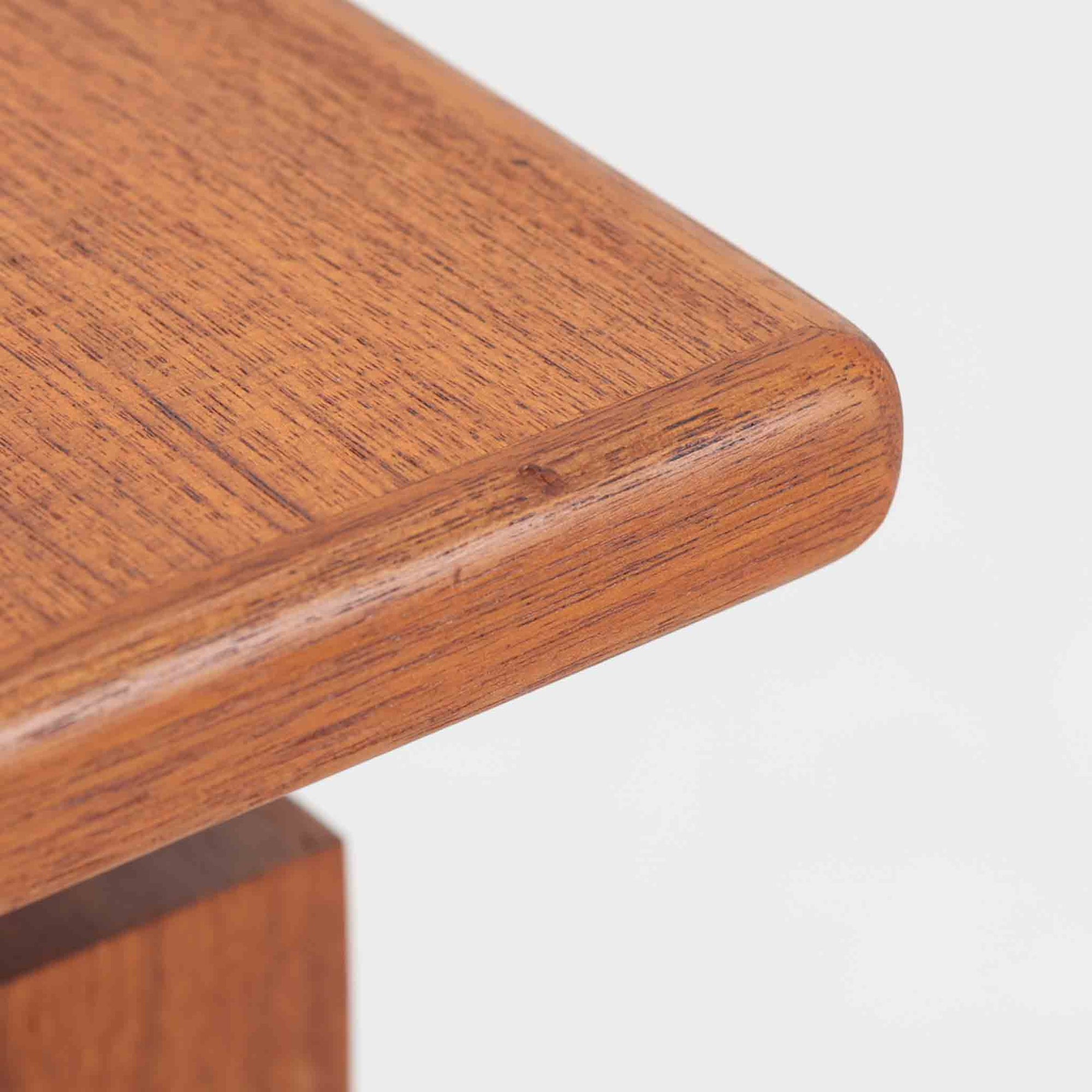 カイ・クリスチャンセンがデザインし、FM furniture社によって製造されたこちらの両袖デスクは、チーク材の美しい木目と温かみのある色合いが魅力の北欧ビンテージ家具です。左右には3杯ずつの引き出し、中央には扉付き収納を備え、背面にはオープンシェルフが設けられており、デスクとしての高い収納力と機能性を誇ります。壁付けはもちろん、間仕切りとしても活用できるため、空間の中心にも映える設計です。丸みを帯びた取手や脚部など、細部にまでこだわった意匠は、カイ・クリスチャンセンらしい洗練された美しさを体現しており、上質なワークスペースを演出します。