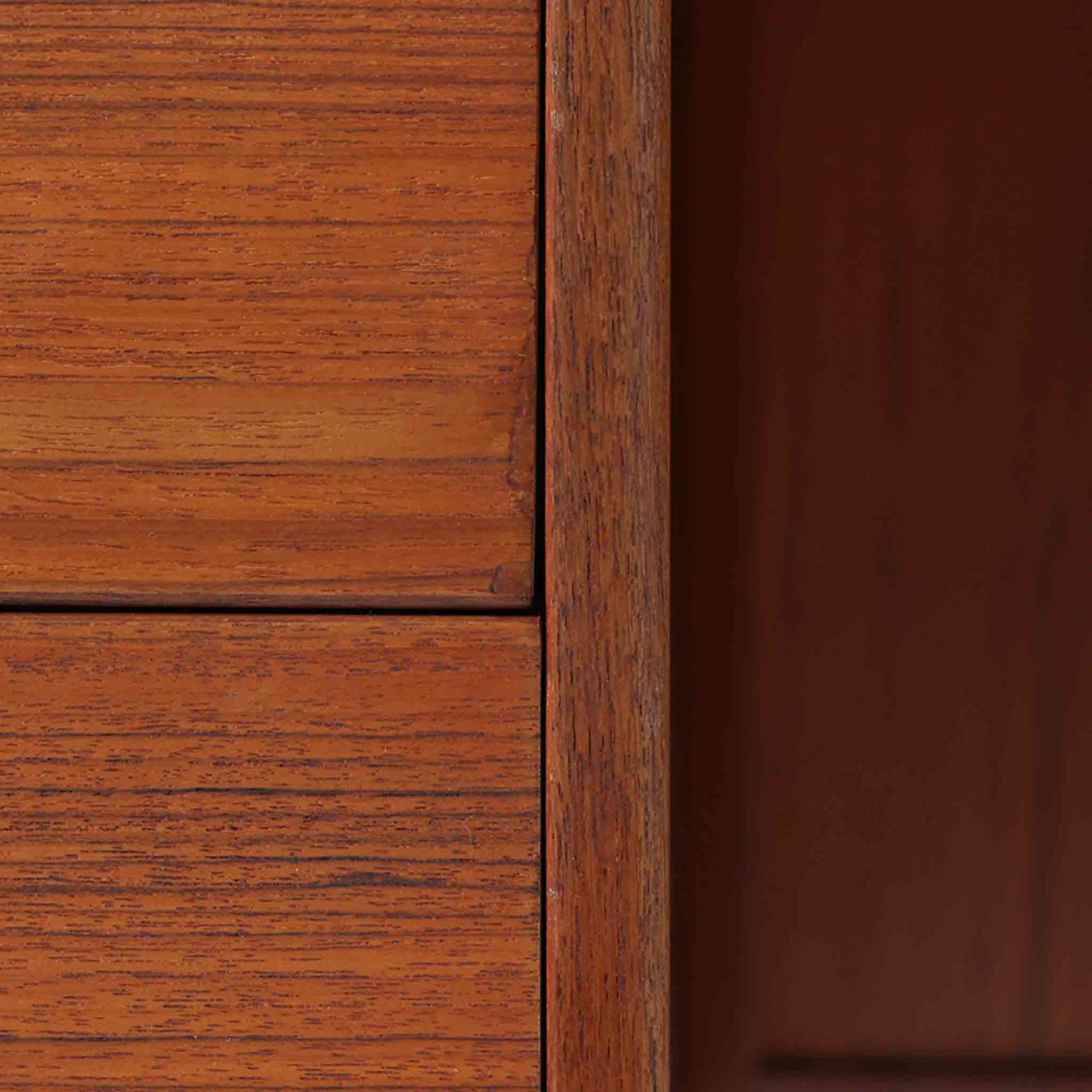 カイ・クリスチャンセンがデザインし、FM furniture社によって製造されたこちらの両袖デスクは、チーク材の美しい木目と温かみのある色合いが魅力の北欧ビンテージ家具です。左右には3杯ずつの引き出し、中央には扉付き収納を備え、背面にはオープンシェルフが設けられており、デスクとしての高い収納力と機能性を誇ります。壁付けはもちろん、間仕切りとしても活用できるため、空間の中心にも映える設計です。丸みを帯びた取手や脚部など、細部にまでこだわった意匠は、カイ・クリスチャンセンらしい洗練された美しさを体現しており、上質なワークスペースを演出します。