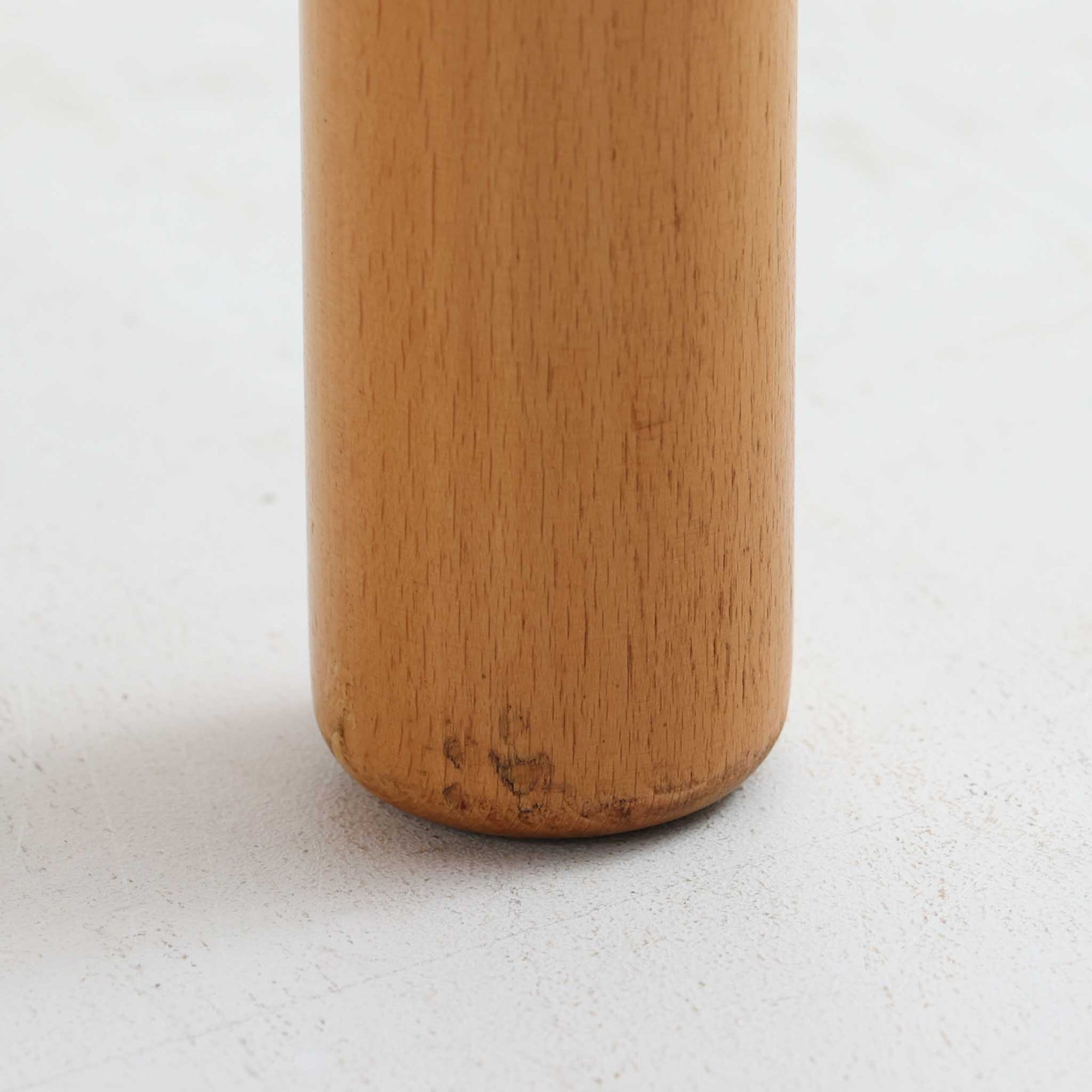 やわらかな木肌が魅力のビーチ材を使用したデンマーク製の円形ダイニングテーブル。すっきりとした天板と丸みを帯びた脚部が調和し、北欧らしい軽やかなデザインに仕上げられています。円形ならではの距離感で自然と会話が生まれ、家族の食卓や来客時にも活躍。ビンテージならではの経年変化が木の表情に深みを加え、空間に温かみと存在感をもたらします。